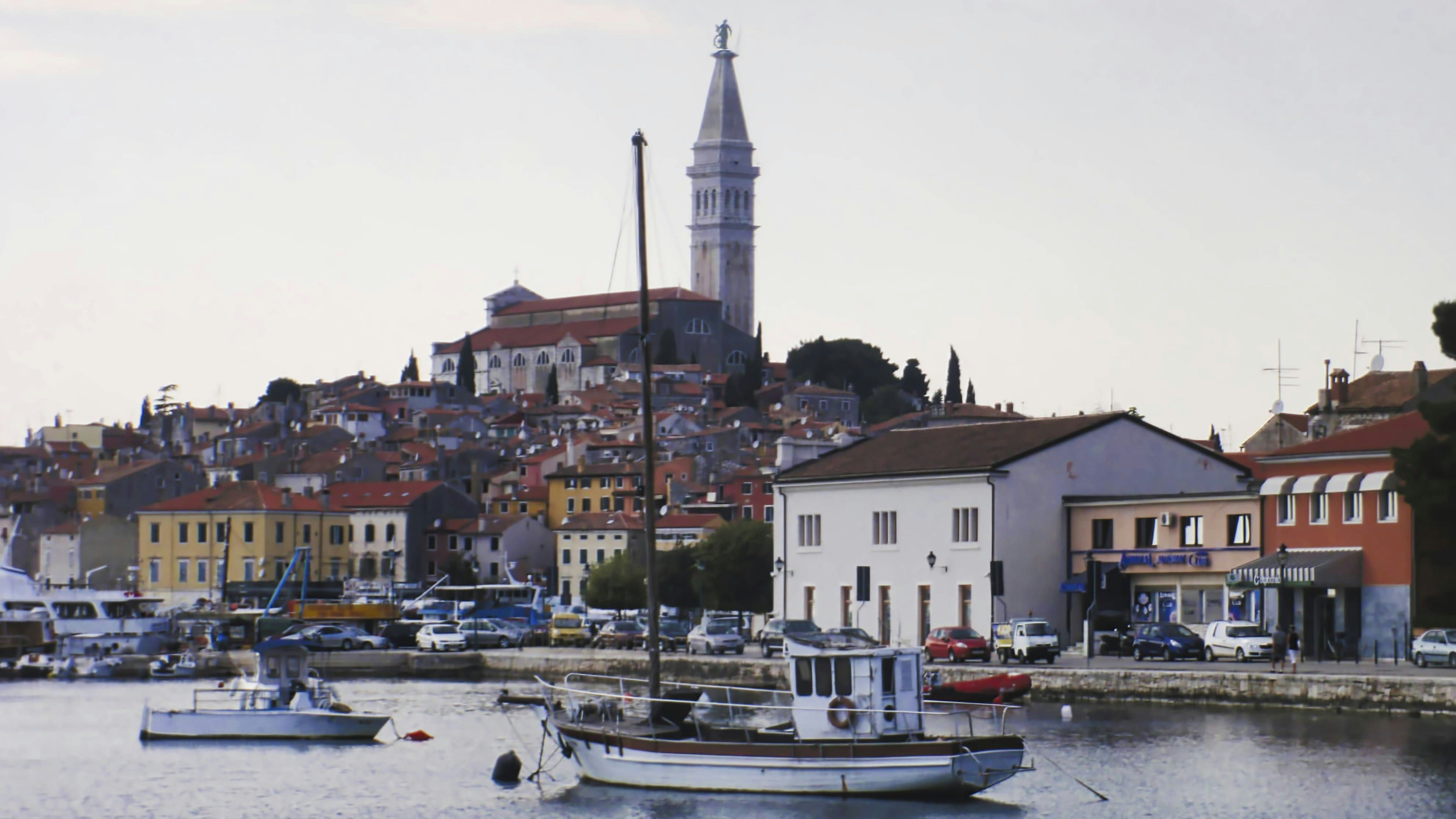 Kotor ist Sitz des katholischen Bistums Kotor und Zentrum der serbisch-orthodoxen Christen Montenegros.
