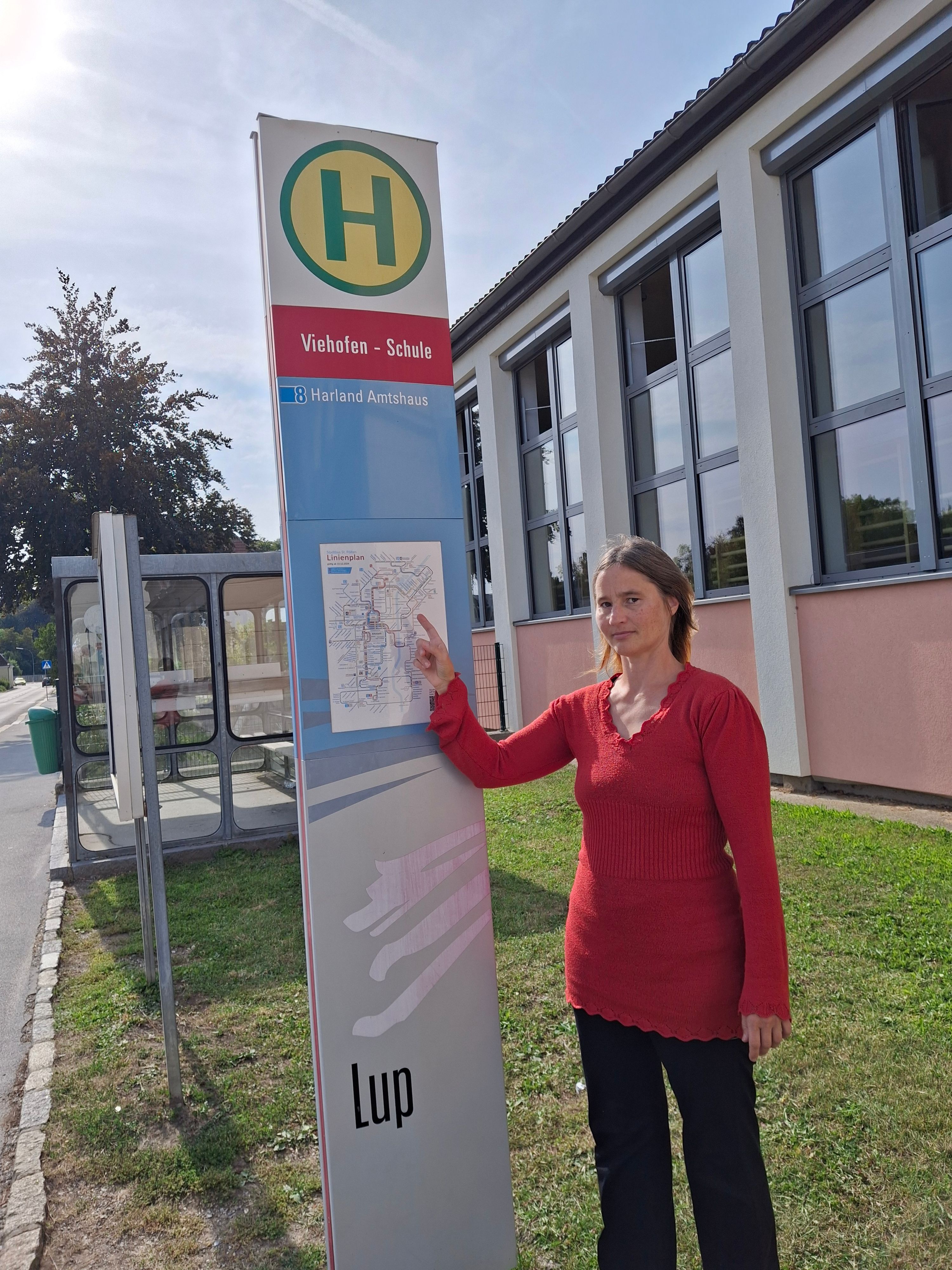 Mutter Hildegard Jiranek-Koch bei der betreffenden Bushaltestelle in Viehofen.