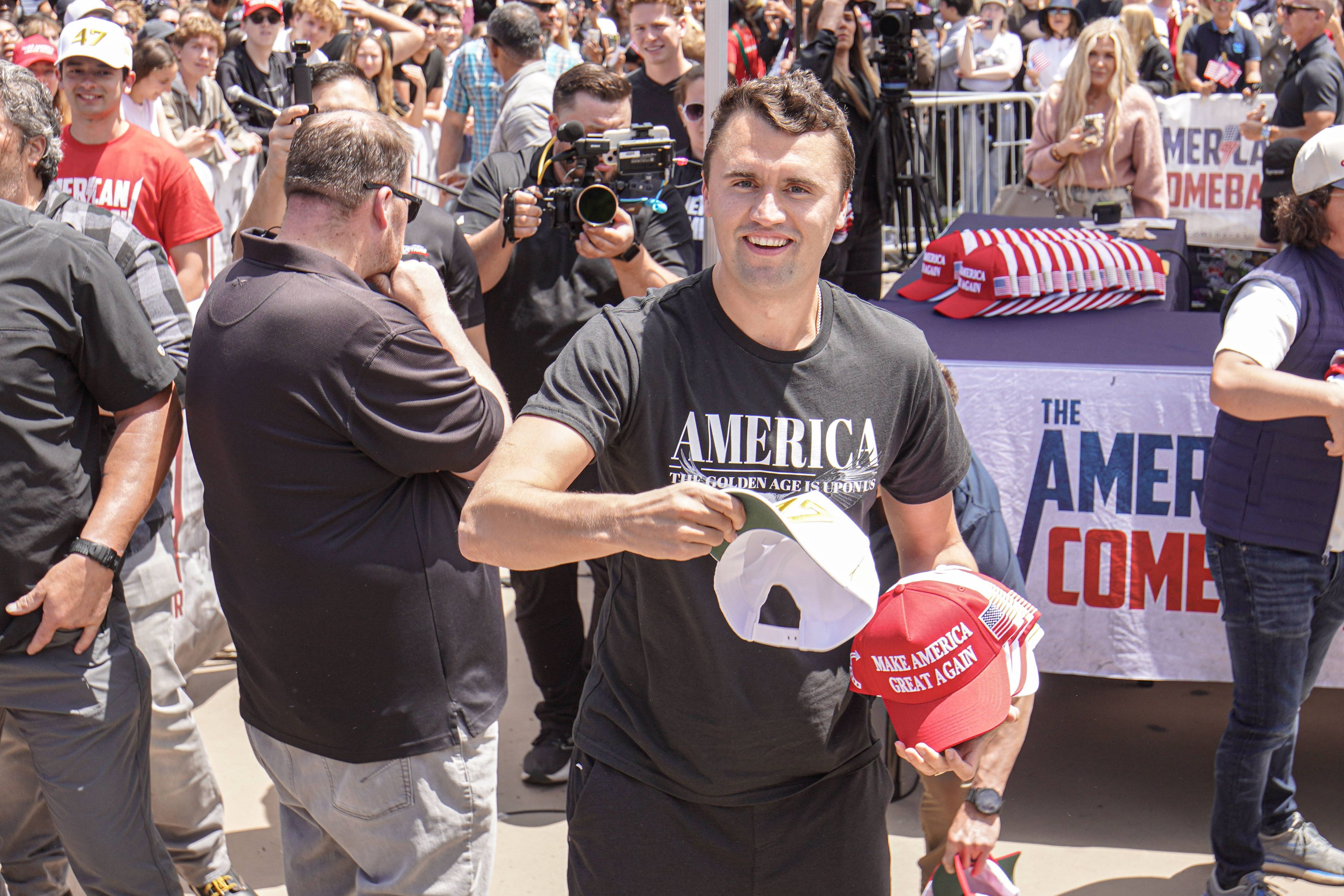 Charlie Kirk (31) ist ein politischer Aktivist, Unternehmer und Medienakteur, der als Gründer von Turning Point USA zu den prägenden Figuren der jungen amerikanischen Rechten gehört und eng mit der Trump-Bewegung verbunden ist.