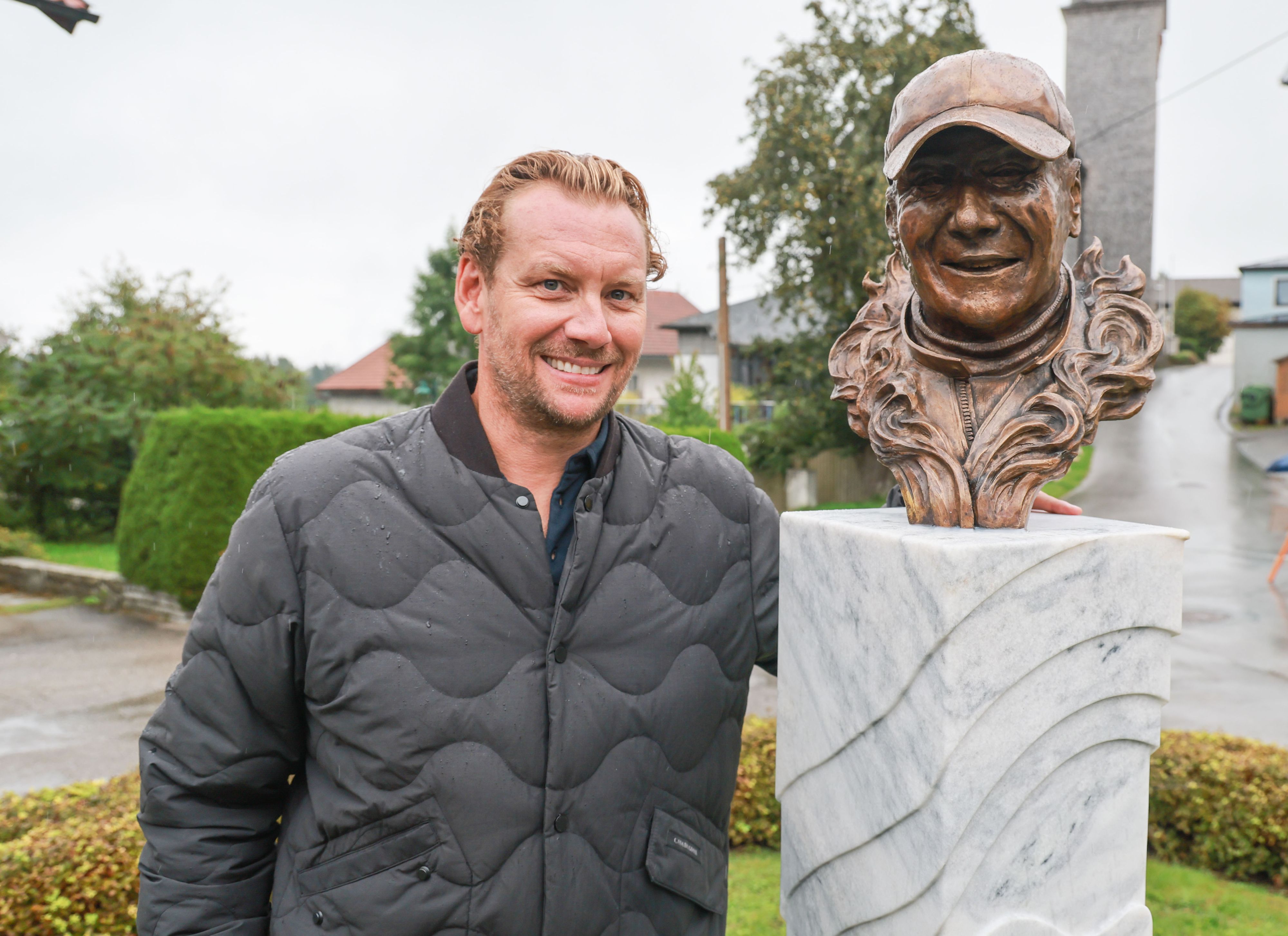Niki Laudas Sohn Lukas enthüllte das Denkmal in Hof bei Salzburg.