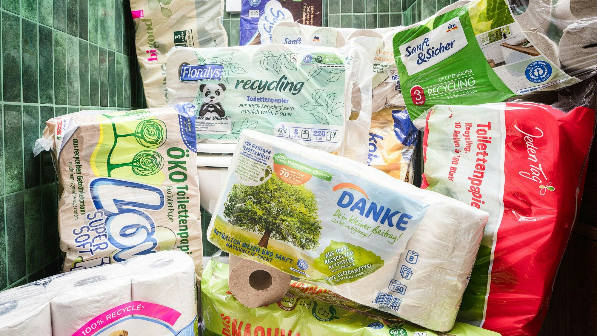 Die "Guten": Mehrere Hersteller verwenden Recyclingpapier - und weisen auch darauf hin.