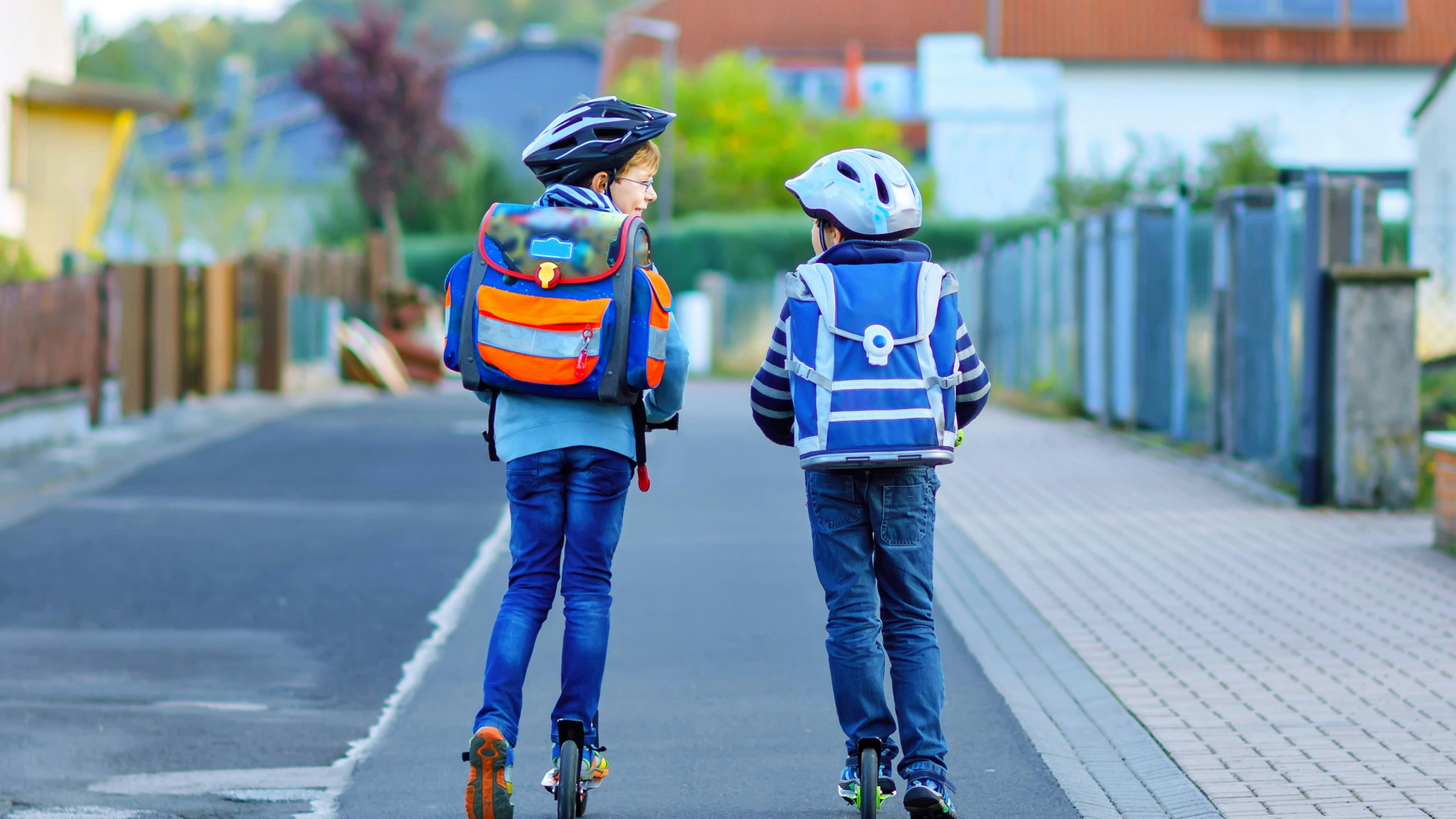 Bei Schultaschen genauso wie bei Kleidung: Signalfarben machen sichtbarer.