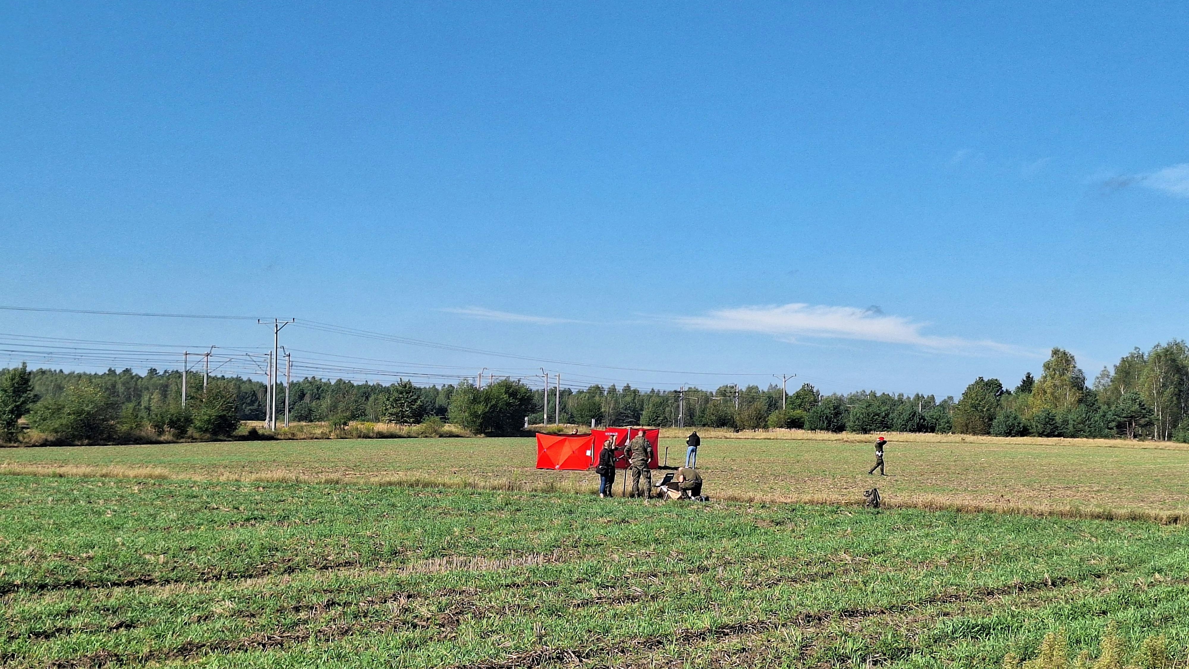 Drohnenteile fanden sich auch auf einem Feld in Czosnowka, die Stelle wurde mit Planen gesichert