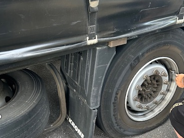 Der Reifen des Lkw war beschädigt.