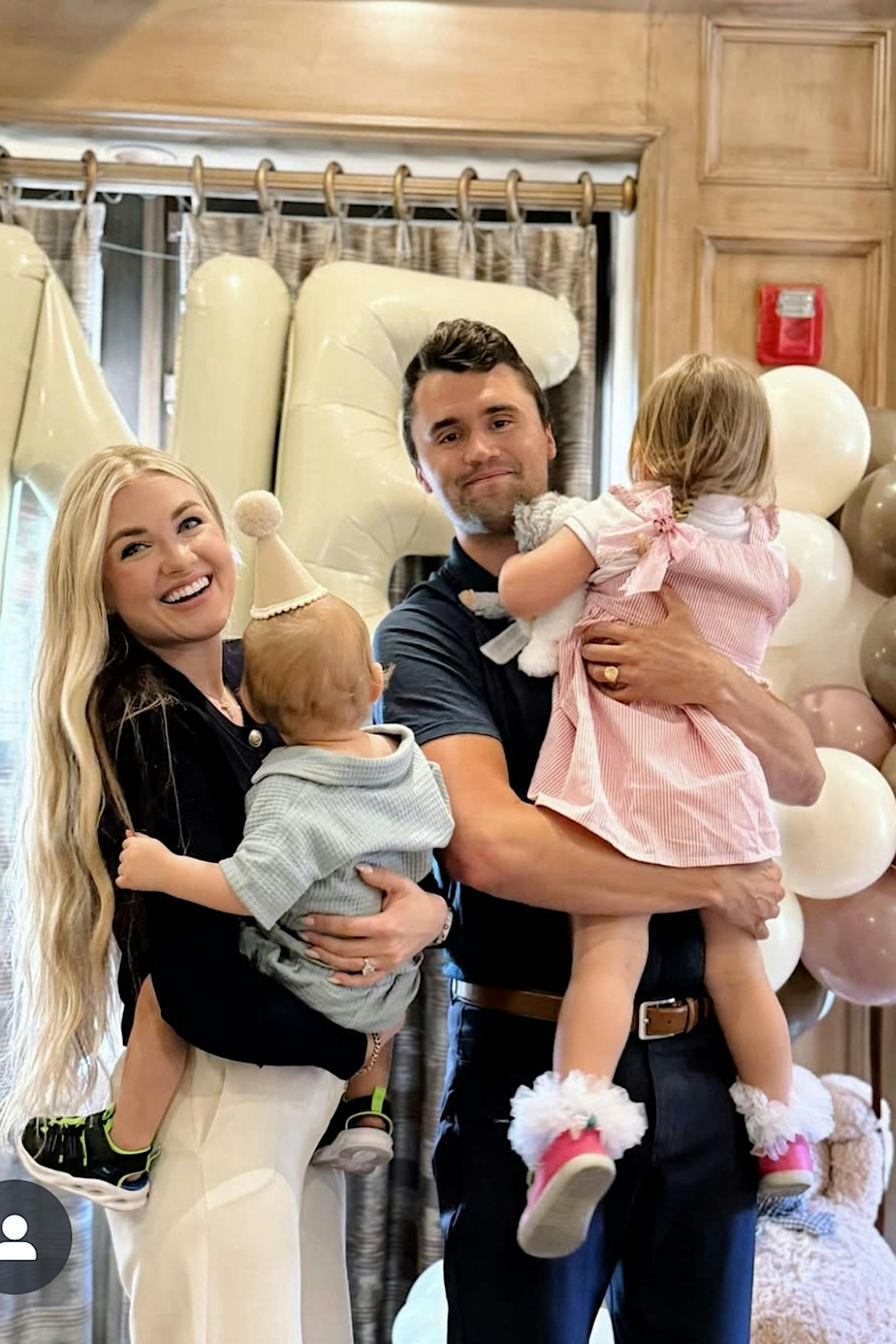 Charlie Kirk mit Ehefrau Erika, ehemalige Miss Arizona und christliche Influencerin, und den beiden Kindern, einer Tochter (3) und einem Sohn (1)