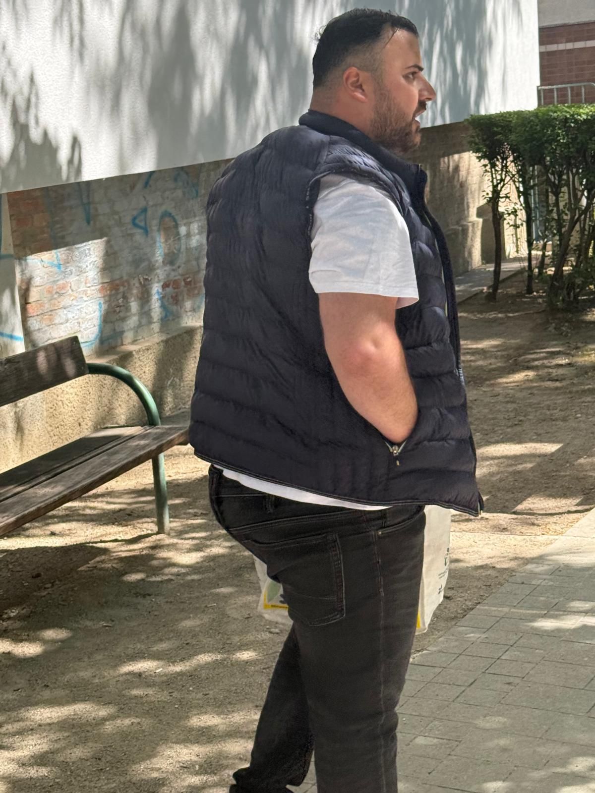 Dieser bislang unbekannter Mann steht im Verdacht, einen 39-Jährigen mit einem Messer lebensgefährlich verletzt zu haben.