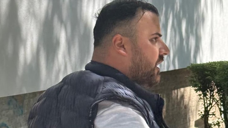 Ein bislang unbekannter Mann steht im Verdacht, am 25.08.2025, gegen 14:20 Uhr, einen 39-Jährigen mit einem Messer schwer verletzt zu haben. Laut aktuellem Ermittlungsstand soll das Opfer bereits vor mehreren Wochen mit dem Unbekannten in Streit geraten sein, ein Bekanntschaftsverhältnis gäbe es allerdings nicht.Der 39-Jährige wurde mit einer lebensgefährlichen Verletzung in ein Spital gebracht. Er befindet sich aktuell in stabilem Zustand und konnte auch be-reits befragt werden. Laut seiner Aussage sei er von dem bislang unbekann-ten, den er nicht kenne, am Tattag grundlos beschimpft und mit Fäusten atta-ckiert worden. Nachdem er den Schlägen ausgewichen sei und der Angreifer bemerkt habe, dass Personen den Vorfall beobachtet hatten, sei er davonge-gangen. Der 39-Jährige sei ihm gefolgt und habe ihn mit dem Mobiltelefon fo-tografiert, woraufhin es zu dem Angriff mit dem Messer gekommen sei.Die Fotos aus dem Mobiltelefon wurden gesichert.Hinweise: Nun ersucht die Landespolizeidirektion Wien, über Anordnung der Staatsan-waltschaft Wien, um die mediale Veröffentlichung der Fotos. Sachdienliche Hinweise (auch anonym) werden an das Landeskriminalamt Wien, Außen-stelle Mitte, unter der Telefonnummer 01-31310 DW 43210 oder 43800 erbe-ten.