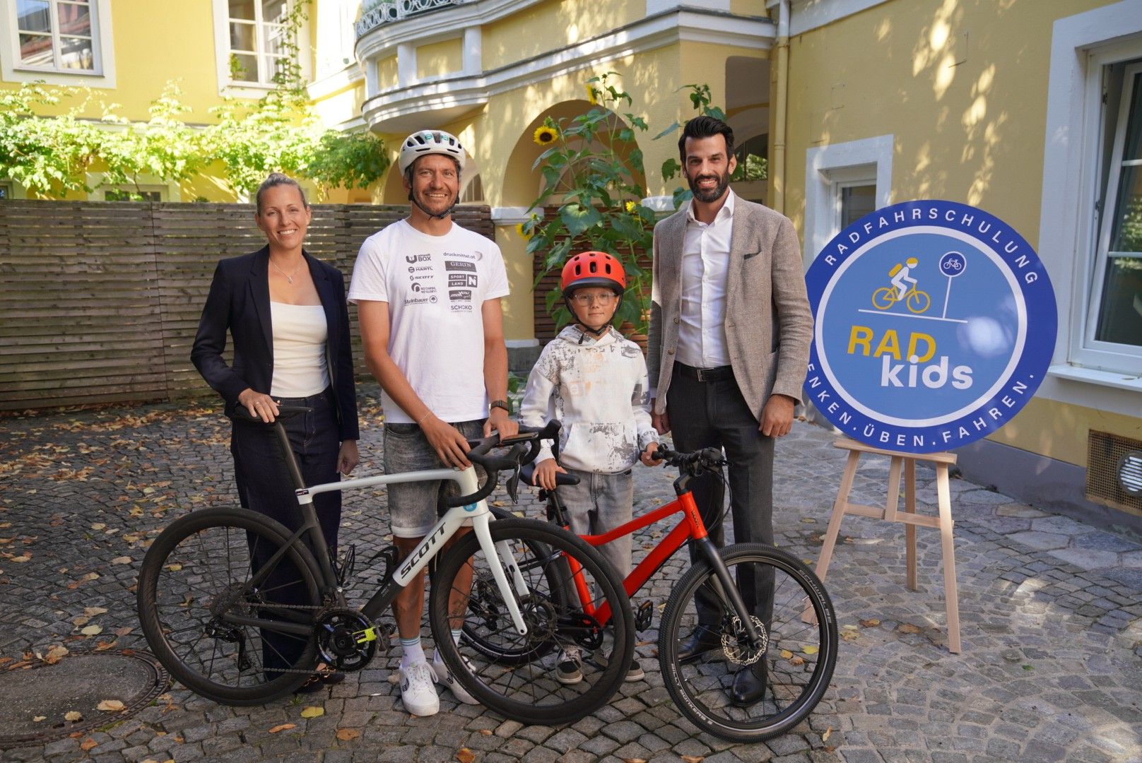 Radland NÖ-Geschäftsführerin Susanna Hauptmann, Philipp Kaider, Magnus,&nbsp;Landeshauptfrau-Stellvertreter Udo Landbauer (v.l.n.r.) freuen sich über das 