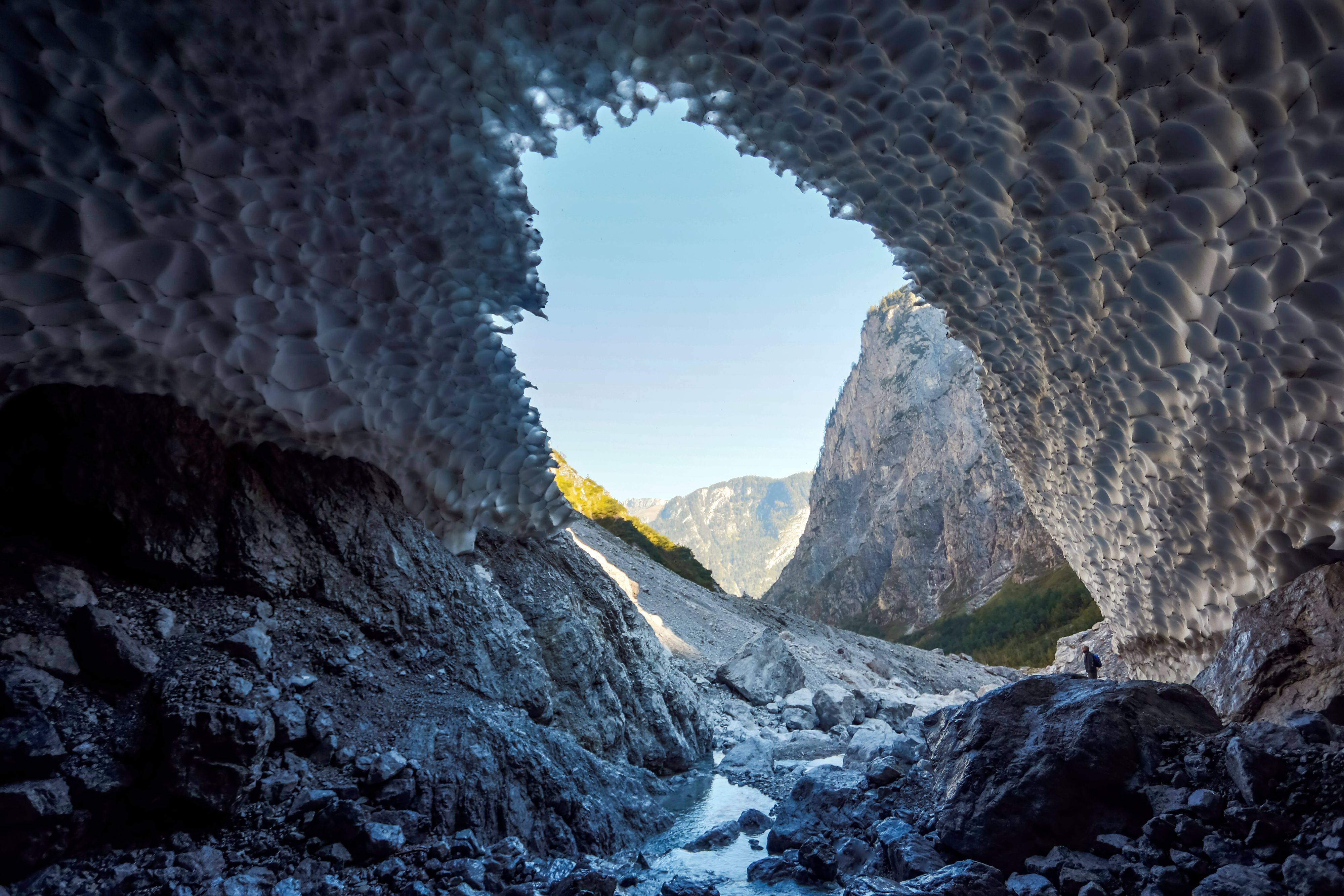 Archivbild aus besseren Zeiten: Die Eiskapelle am Watzmann gibt es nicht mehr, sie ist nach und nach in sich zusammengebrochen. 