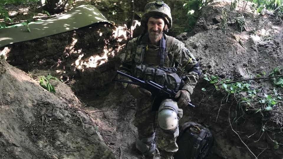 Andrij Neposedov im Juni 2022 als Freiwilliger im Kriegseinsatz für die Ukraine in Lysychansk. Nach Explosionen in direkter Nähe kam er ins Militärkrankenhaus und ist seither verletzungsbedingt vom Wehrdienst befreit. Dennoch versucht ihn das Militär nun erneut zwangszurekrutieren.