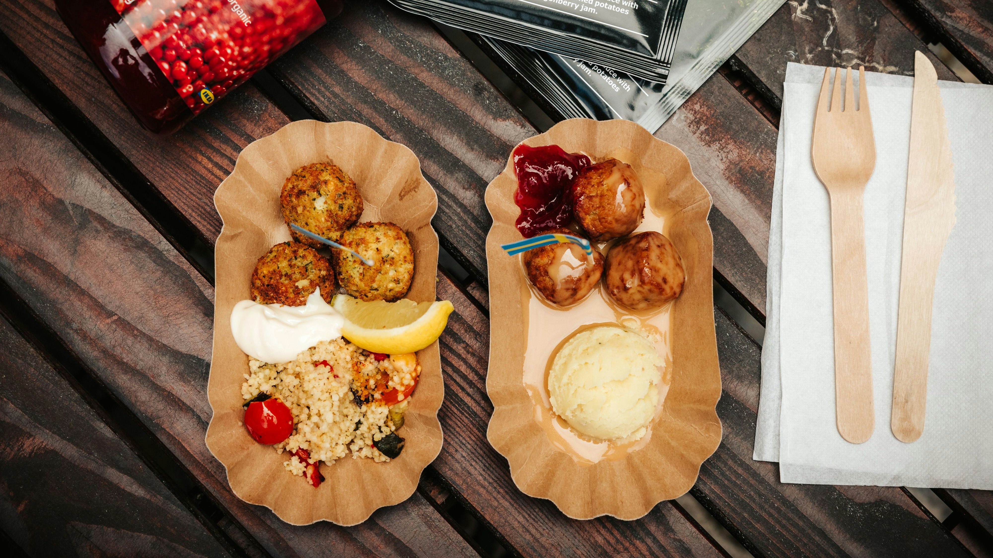 Ab Jänner 2026 gibt es bei Ikea zwei neue Fleischbällchen-Varianten: Die Falafelbällchen und die Fleisch-Gemüse-Bällchen.