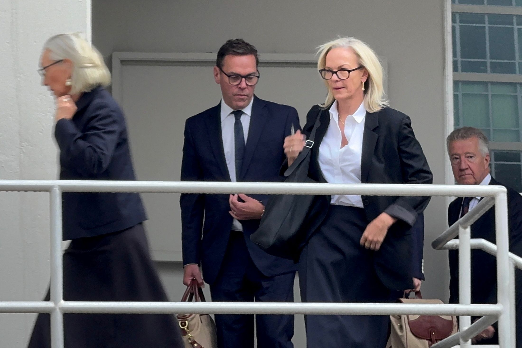 Die Murdoch-Kinder Prudence, James and Elisabeth erhielten je 1 Milliarde US-Dollar, die anderen Kinder waren bereits abgefertigt worden