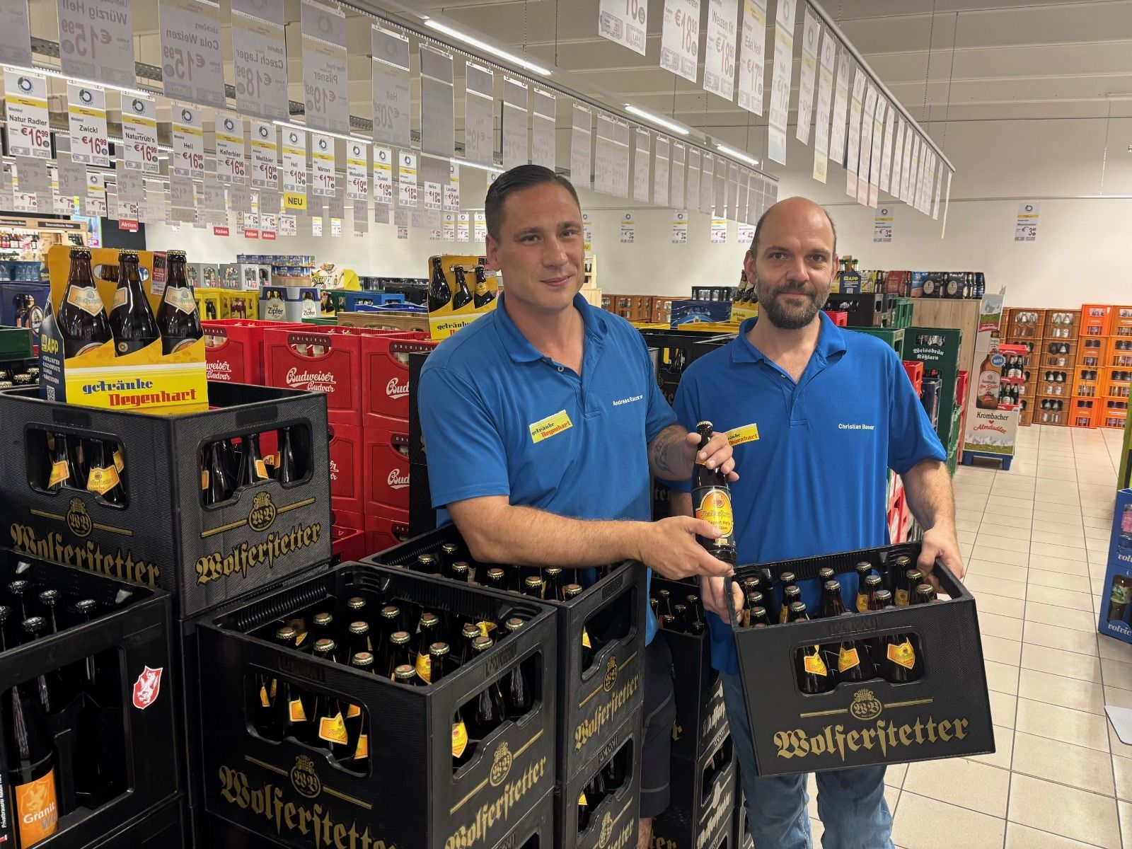Marktleiter Andi Rauscher mit Mitarbeiter Christian Bauer vom Getränkemarkt Degenhart freuen sich gerne auf Österreichische Kunden.