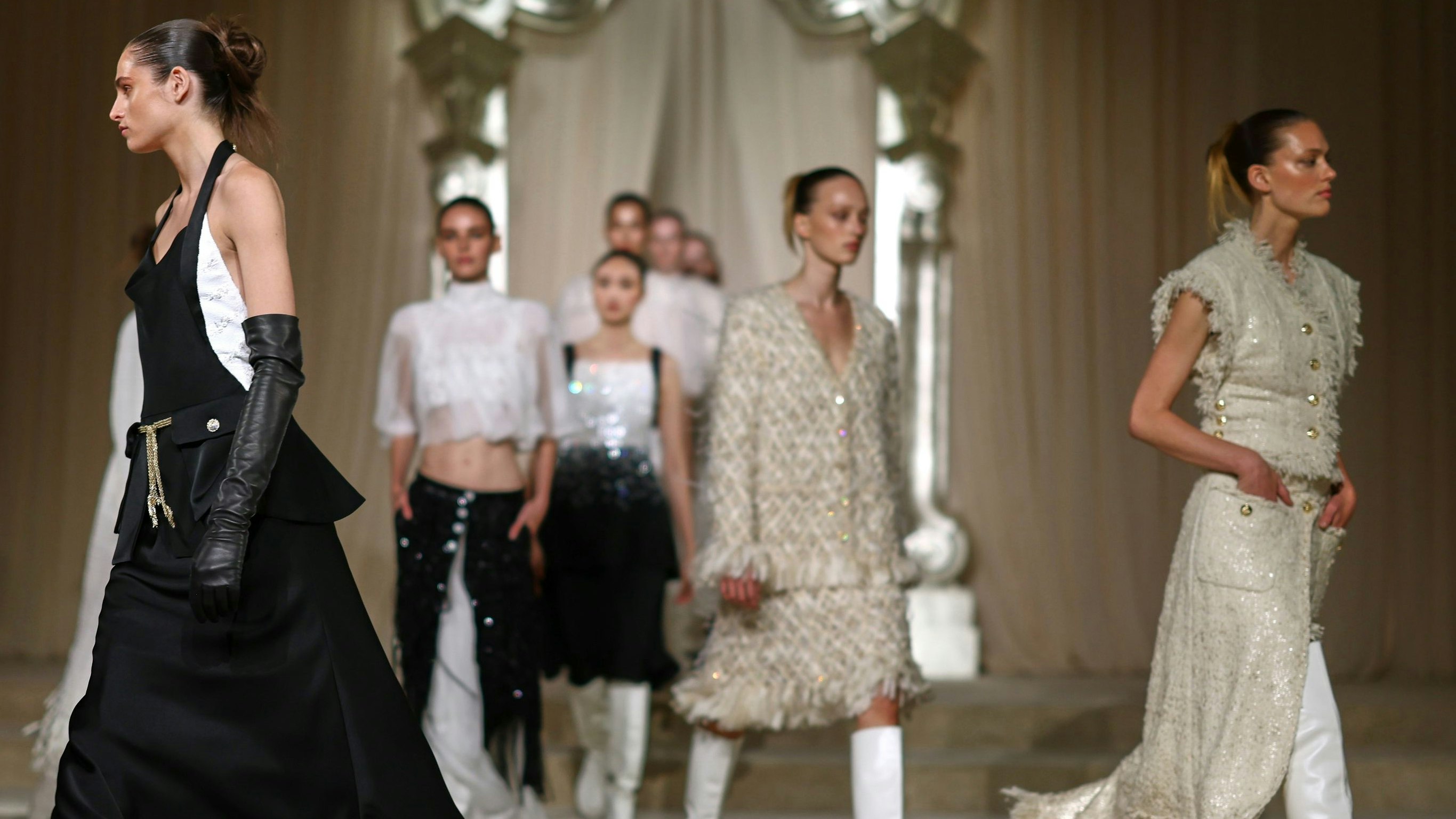 Heute.at - Was tragen wir 2026? Die Modewochen verraten es