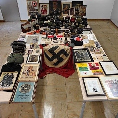 Diese NS-Devotionalien wurden in einer Hernalser Wohnung sichergestellt.