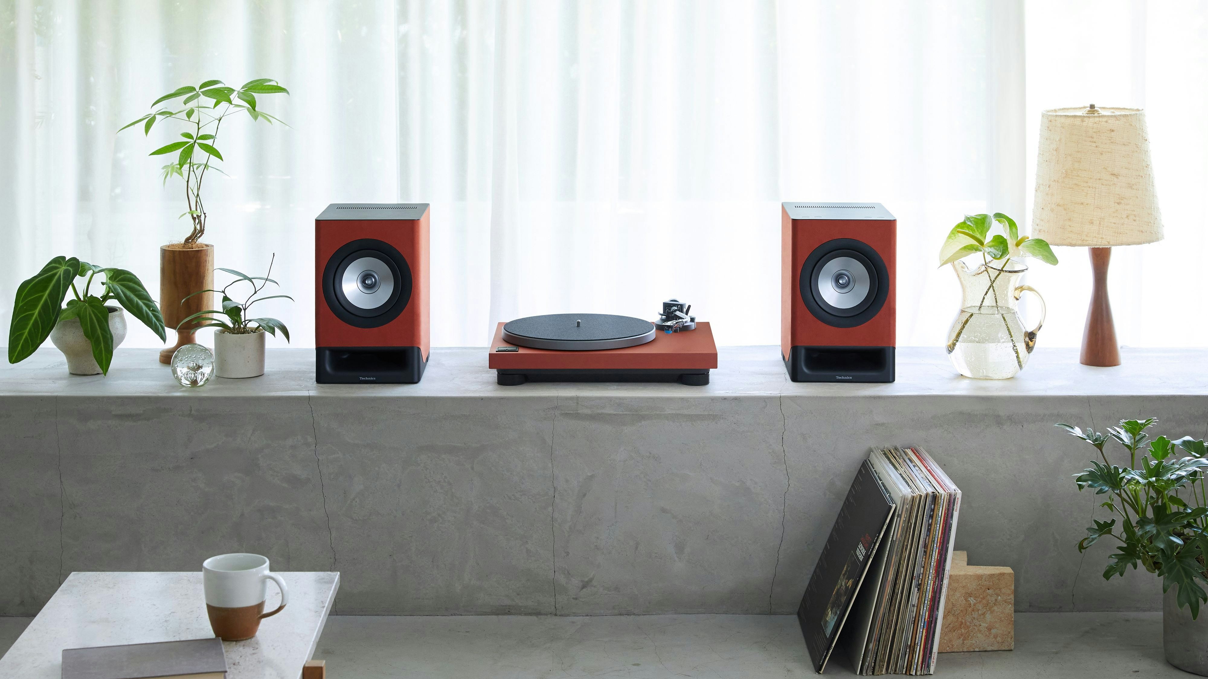 Technics stellt den Plattenspieler SL-40CBT mit Direktantrieb vor.