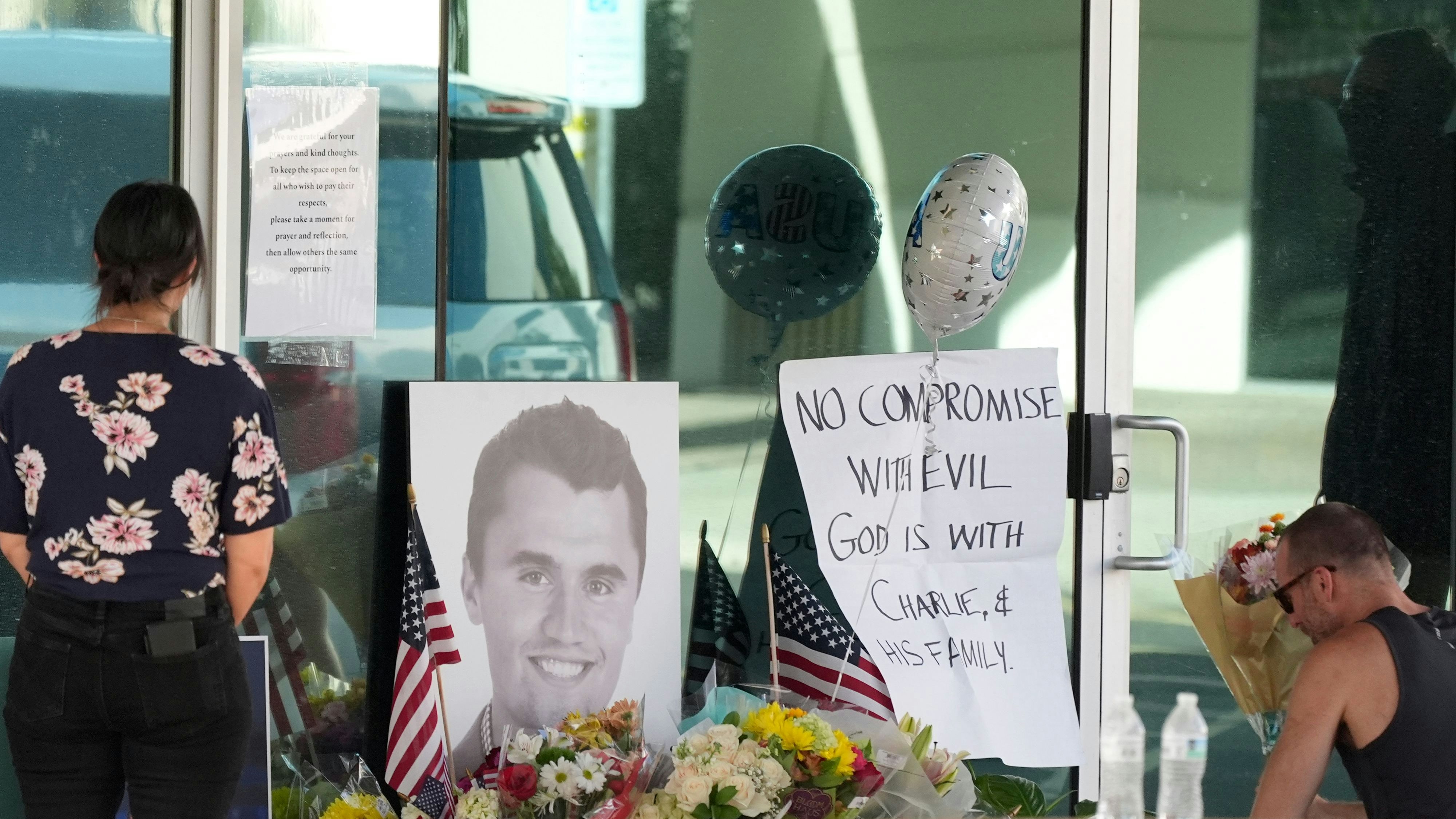 Trauernde, Blumen, ein Porträtfoto vor dem Hauptquartier von Turning Point USA in Phoenix