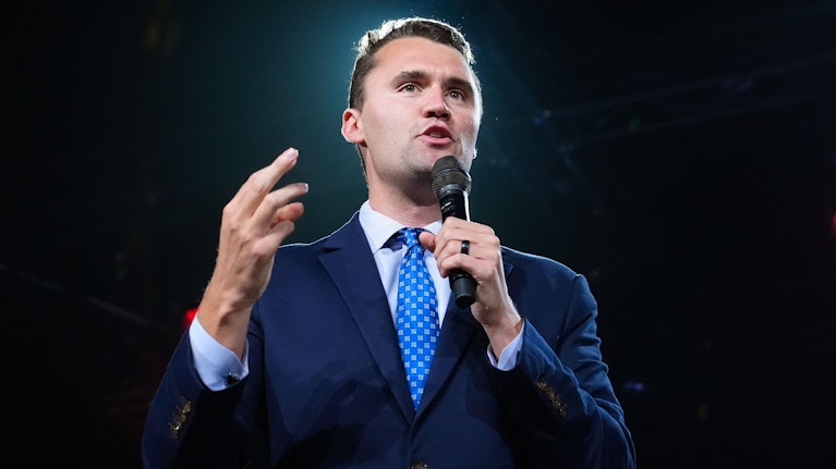 Am Mittwoch wurde Charlie Kirk auf offener Bühne erschossen. Der 31-jährige TikToker und YouTuber galt als einer der wichtigsten rechten Influencer für Donald Trump. Sein Tod pflügt sich tief hinein ins US-Polit-System. Wer und wie Kirk wirklich war, ein Report.