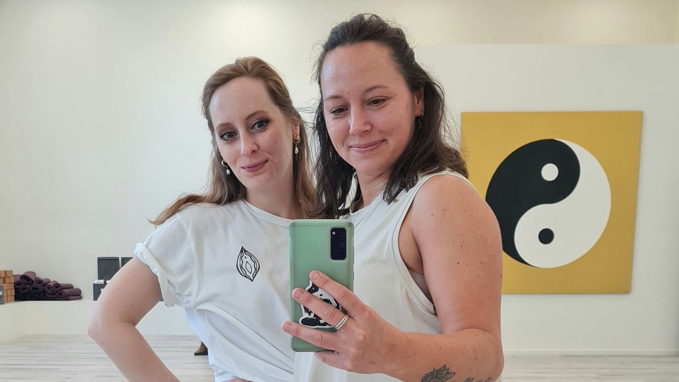 Heute.at - Heiße Premiere! Schwestern vereinen Yoga und Burlesque