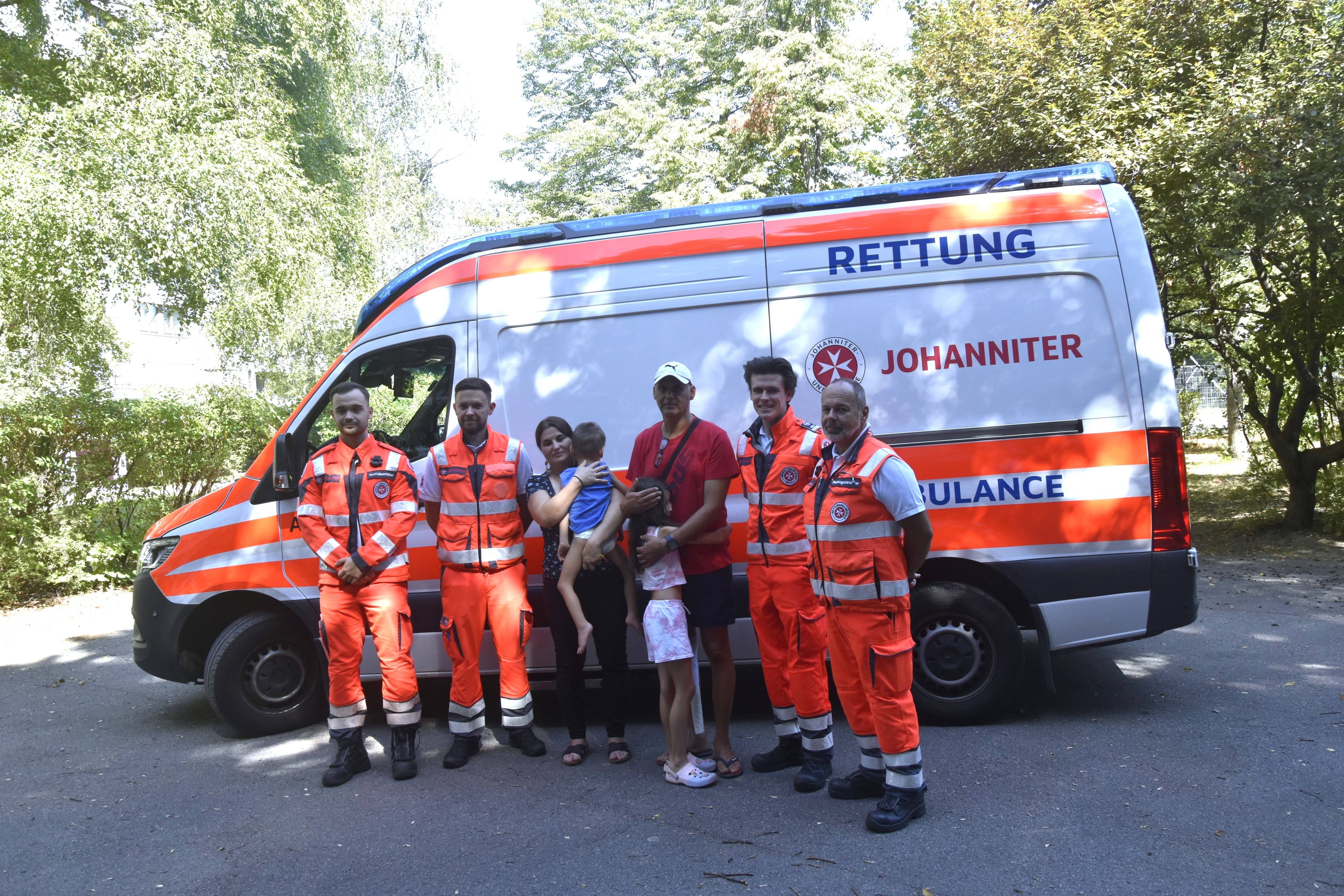 Die Einsatzkräfte der Johanniter trafen sich nach der Rettung mit Gilson und seiner Familie.