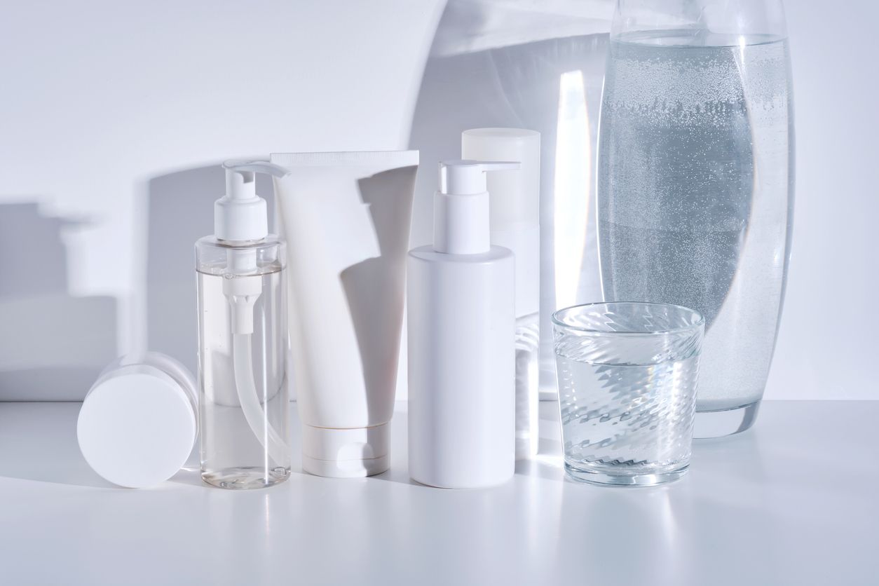 Die Labels auf (Marken-)Produkten zu entfernen, soll dabei helfen, entspannter zu sein.