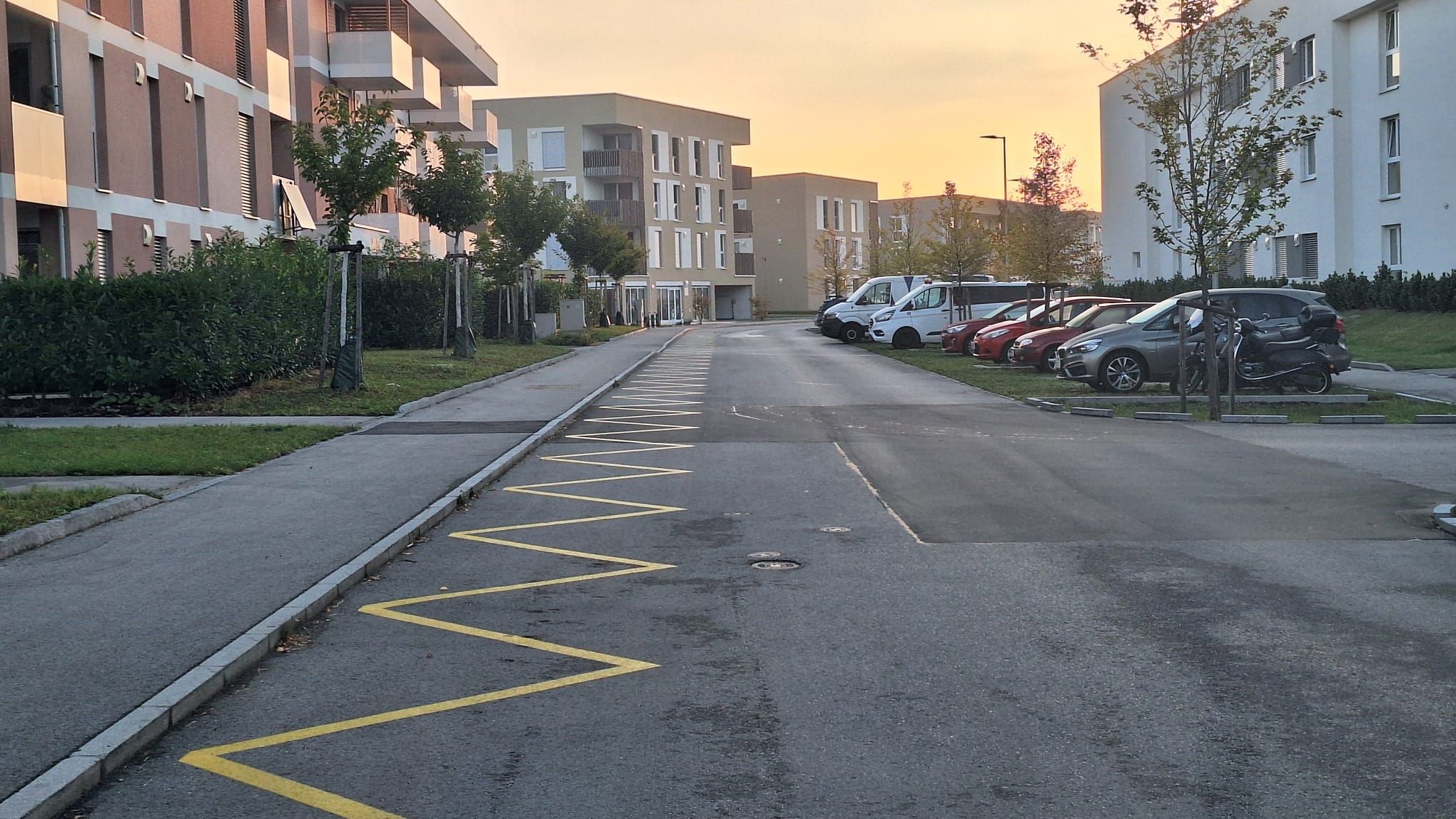 Der Leblweg in Linz-Pichling hat auf einer Seite nun ein Parkverbot. 