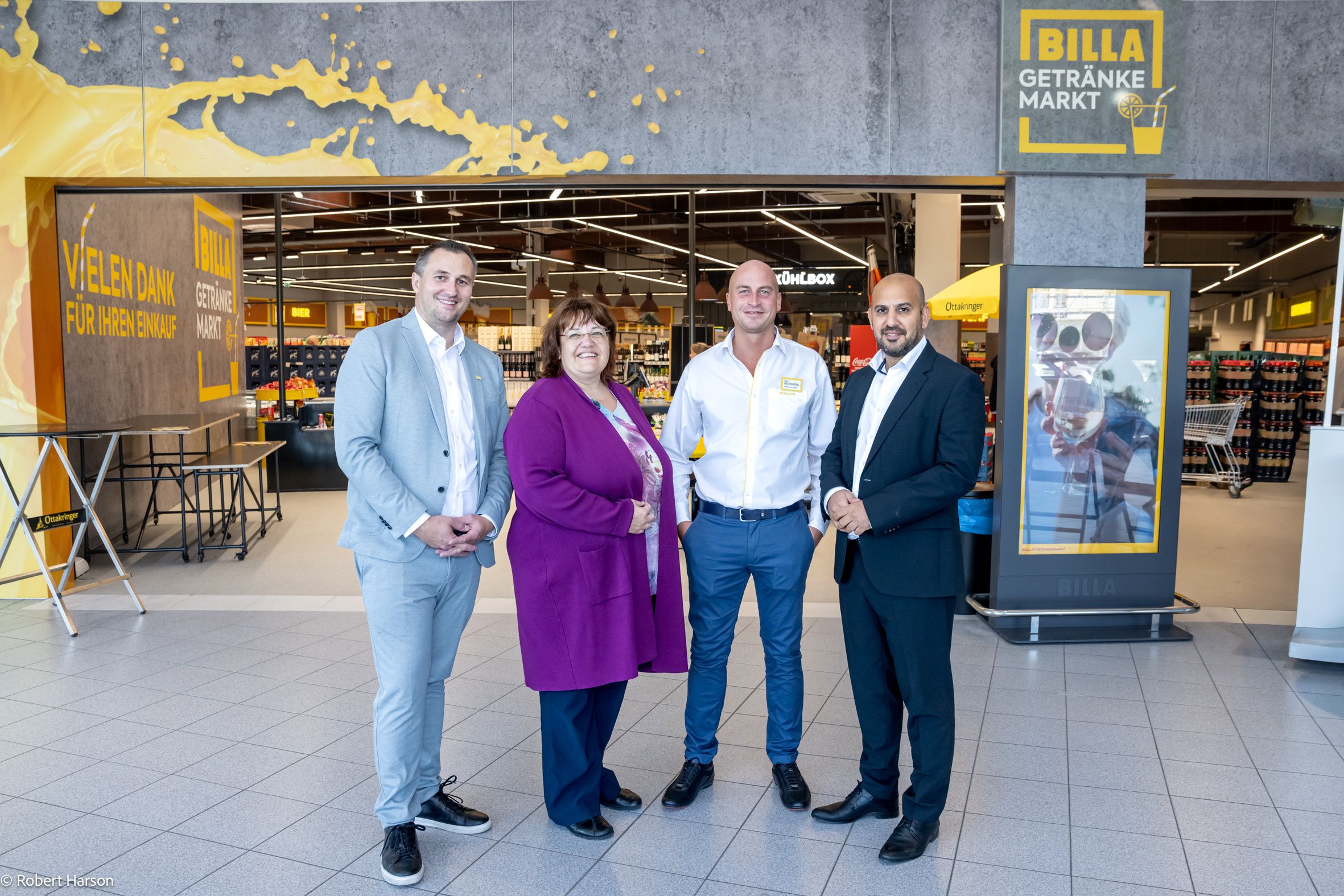 Eröffnung des ersten Party-Billa: Mario Forster (Billa-Vertriebsmanager), Adelheid Buhl (Vertriebsleiterin), David Kumhera (Getränkemarkt-Marktmanager), Hamed Mohseni (Billa-Vertriebsdirektor, v.l.)
