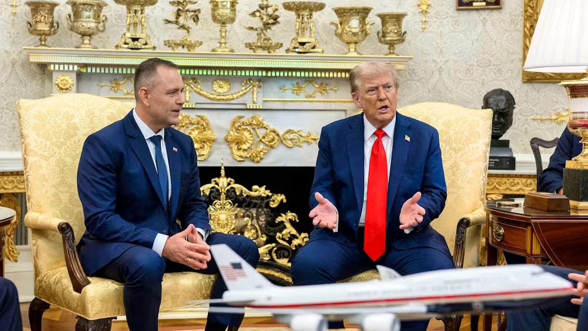 Heute.at - Spott über Trumps Gold-Wandschmuck im Oval Office