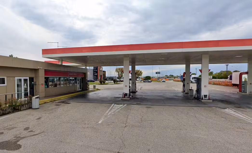 An dieser Tankstelle soll einem Schweizer Wasser statt Diesel getankt worden.