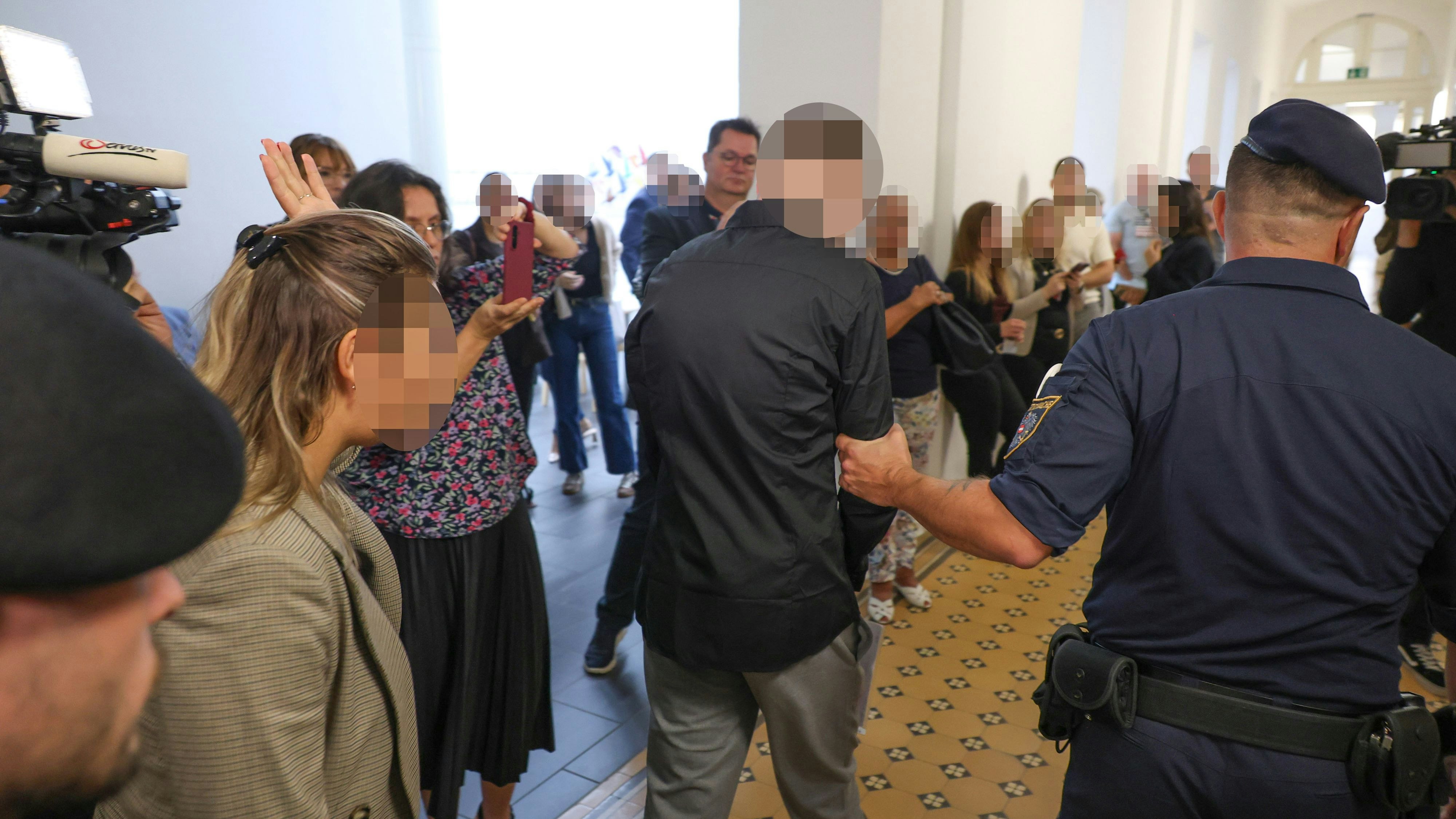 Der Angeklagte (20) am Donnerstag vor dem Gerichtssaal in Wels.