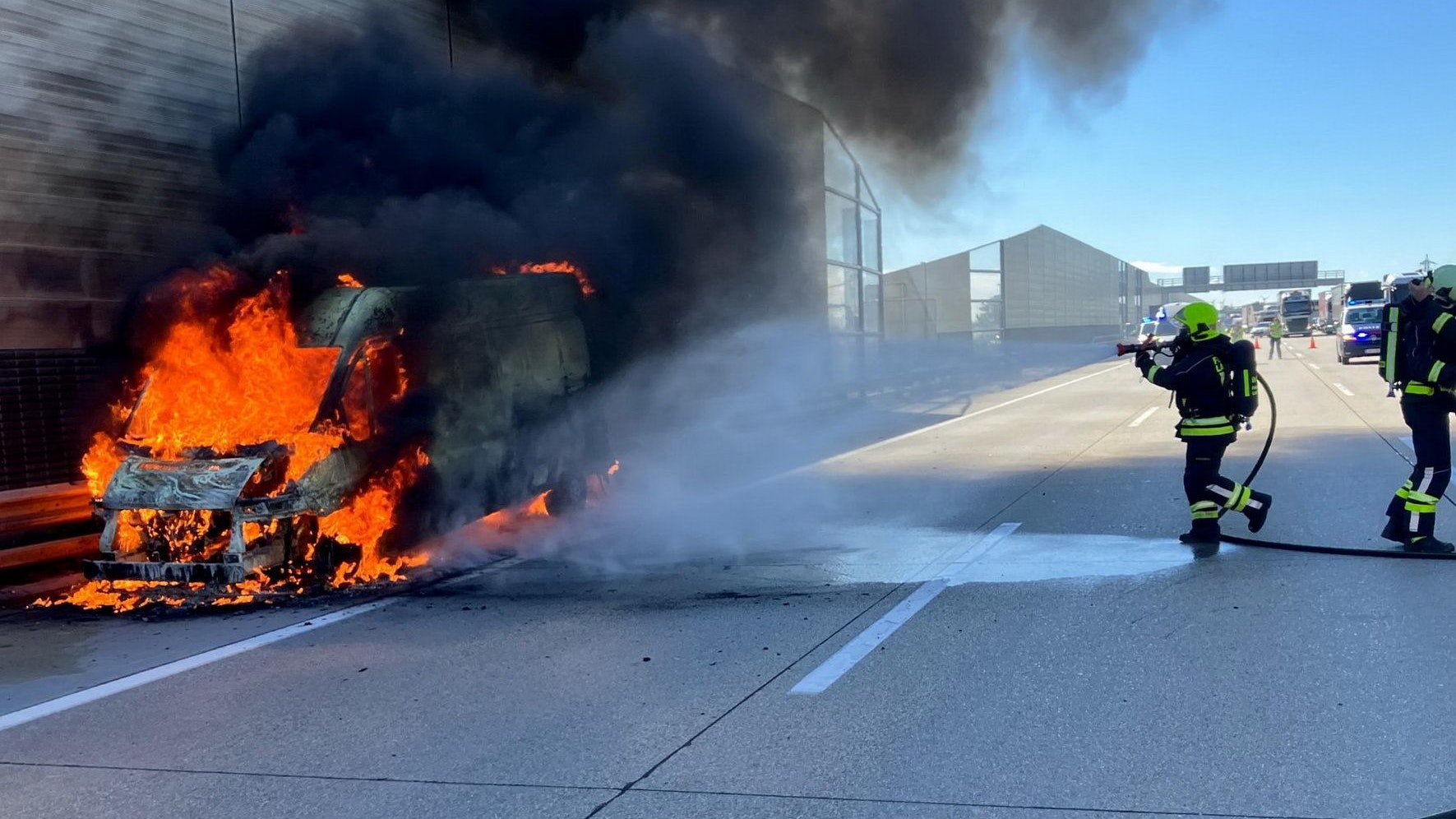 Heute.at - Auf der Autobahn! Kleintransporter auf A2 in Flammen