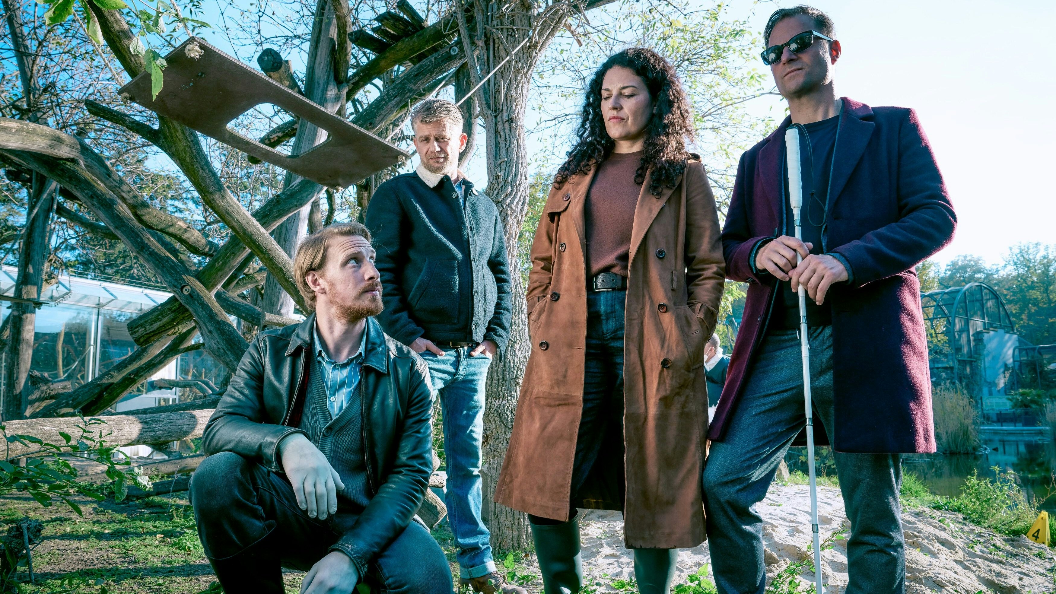 Lassmann (Michael Edlinger), Niko Falk (Andreas Guenther), Kommissarin Mia Markovic (Claudia Kottal) und Alexander Haller (Philipp Hochmair) (v.l.) arbeiten in "Blind Ermittelt" an einem Mordfall im Tiergarten Schönbrunn zusammen.