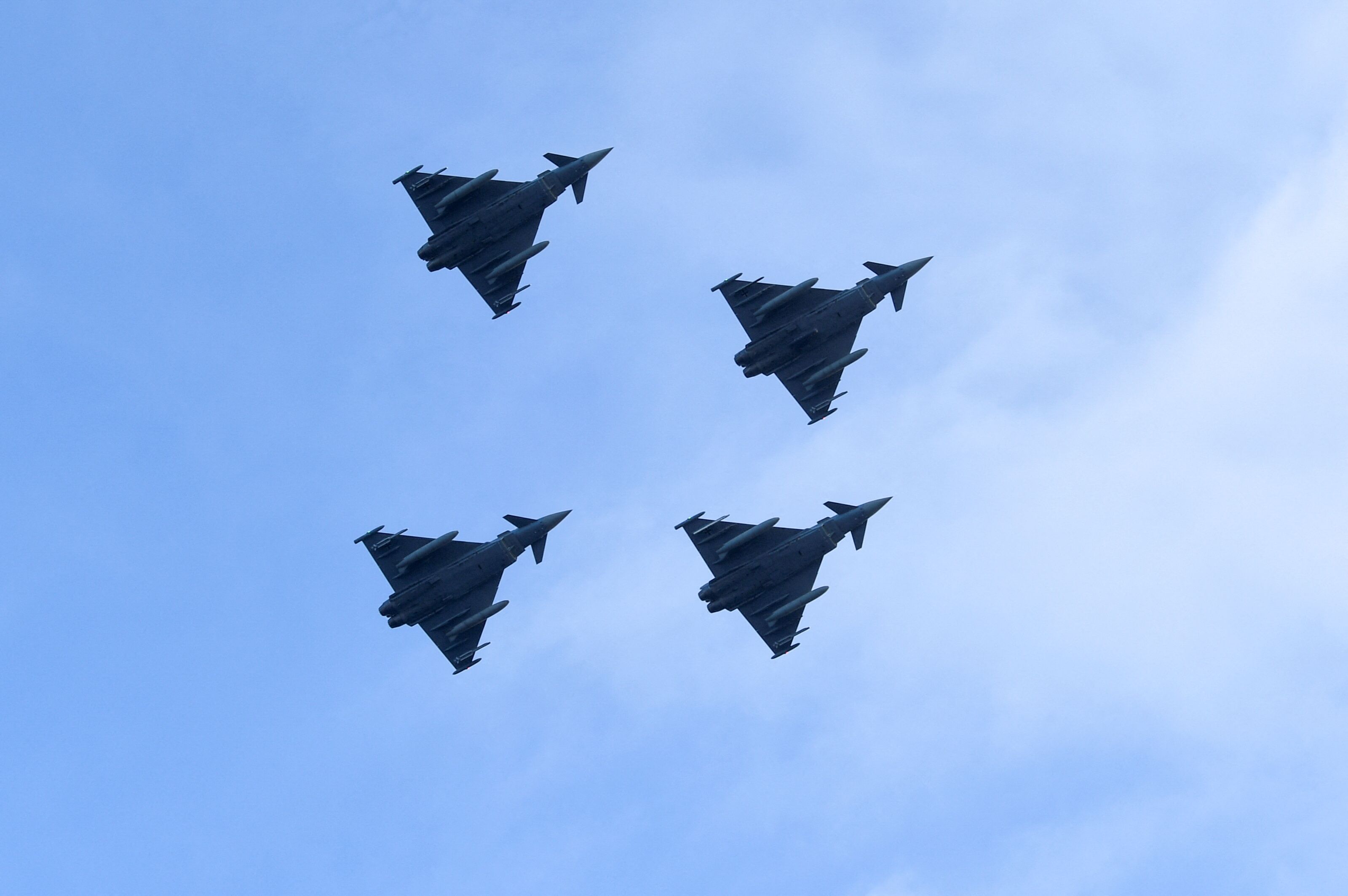 Die deutsche Bundeswehr weitet ihre Luftraum-Kontrollen aus und verlängert den Einsatz der Eurofighter.