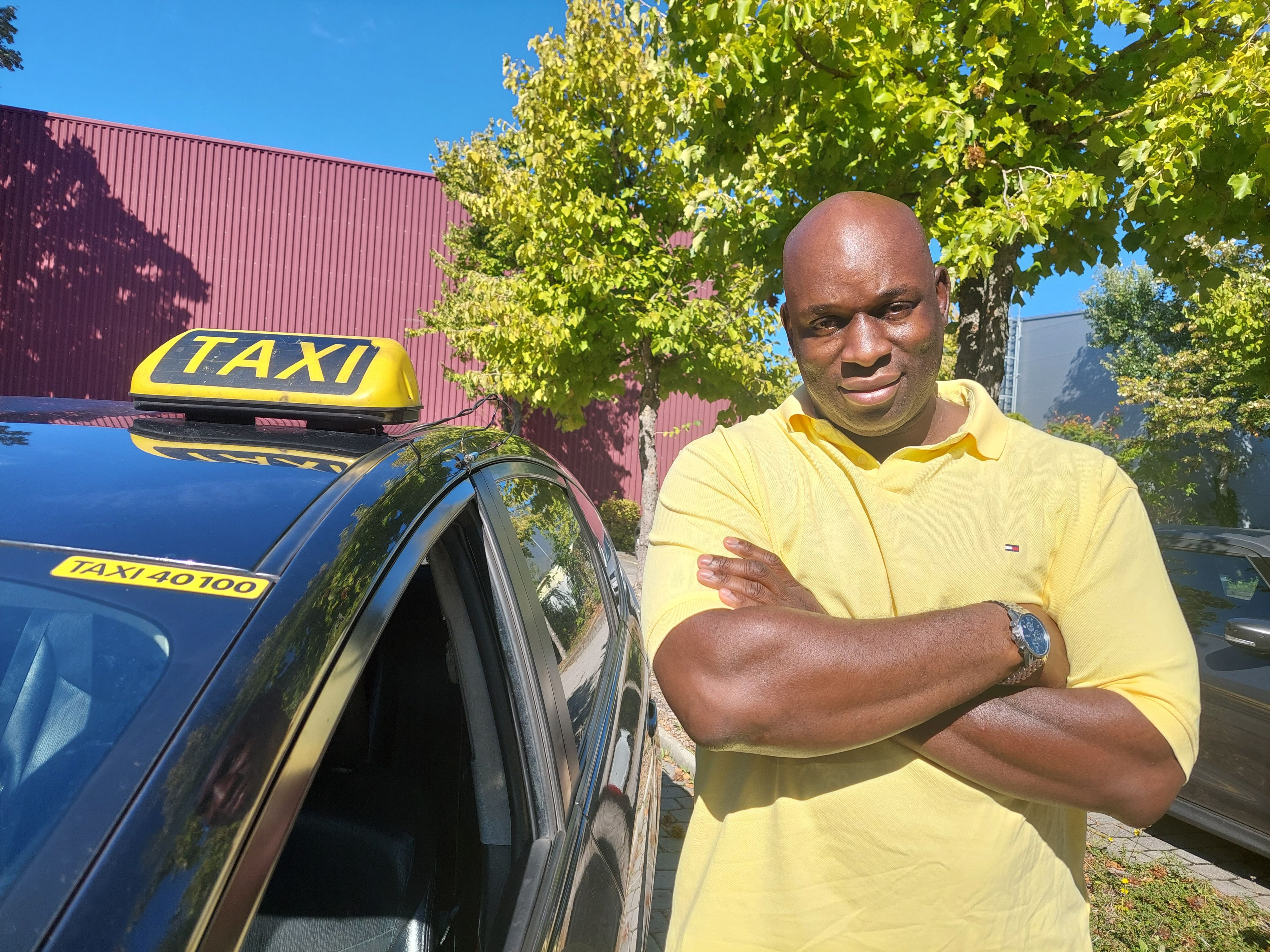 Ehrlicher Finder: Taxler James A. (48) brachte einem Schweizer Touristen dessen Geldbörse mit 4.000 Euro zurück.