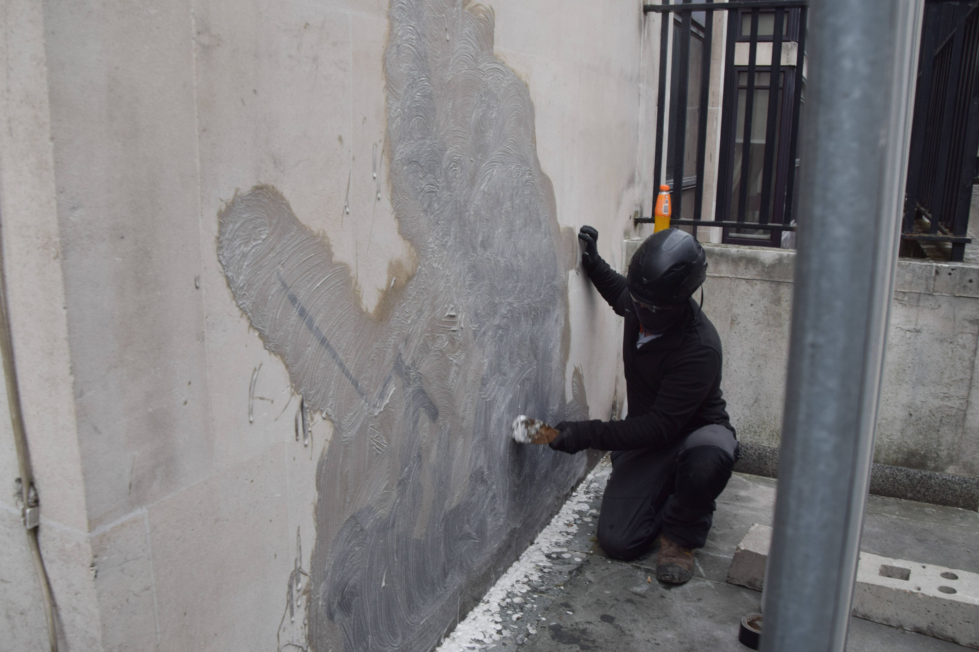 Am Montag tauchte ein neues Werk von Banksy am Londoner Gericht auf. Wenige Tage später ließen die Behörden es wieder entfernen.