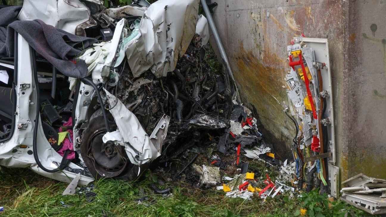 Das Fahrzeug wurde komplett zerstört.