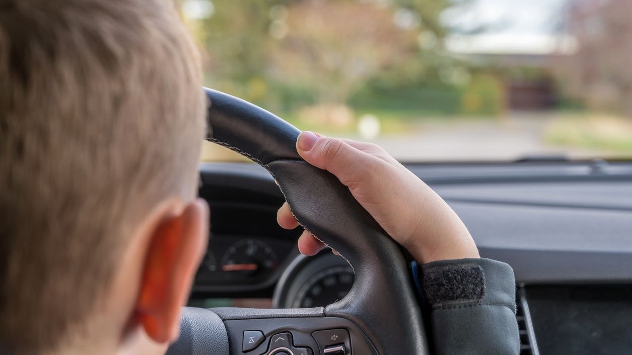 Der Opa des Burschen saß am Beifahrersitz. (Symbolbild)