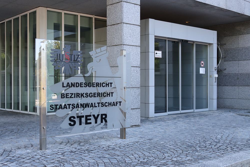Die vier Angeklagten müssen sich am Landesgericht Steyr verantworten. (Archivbild)