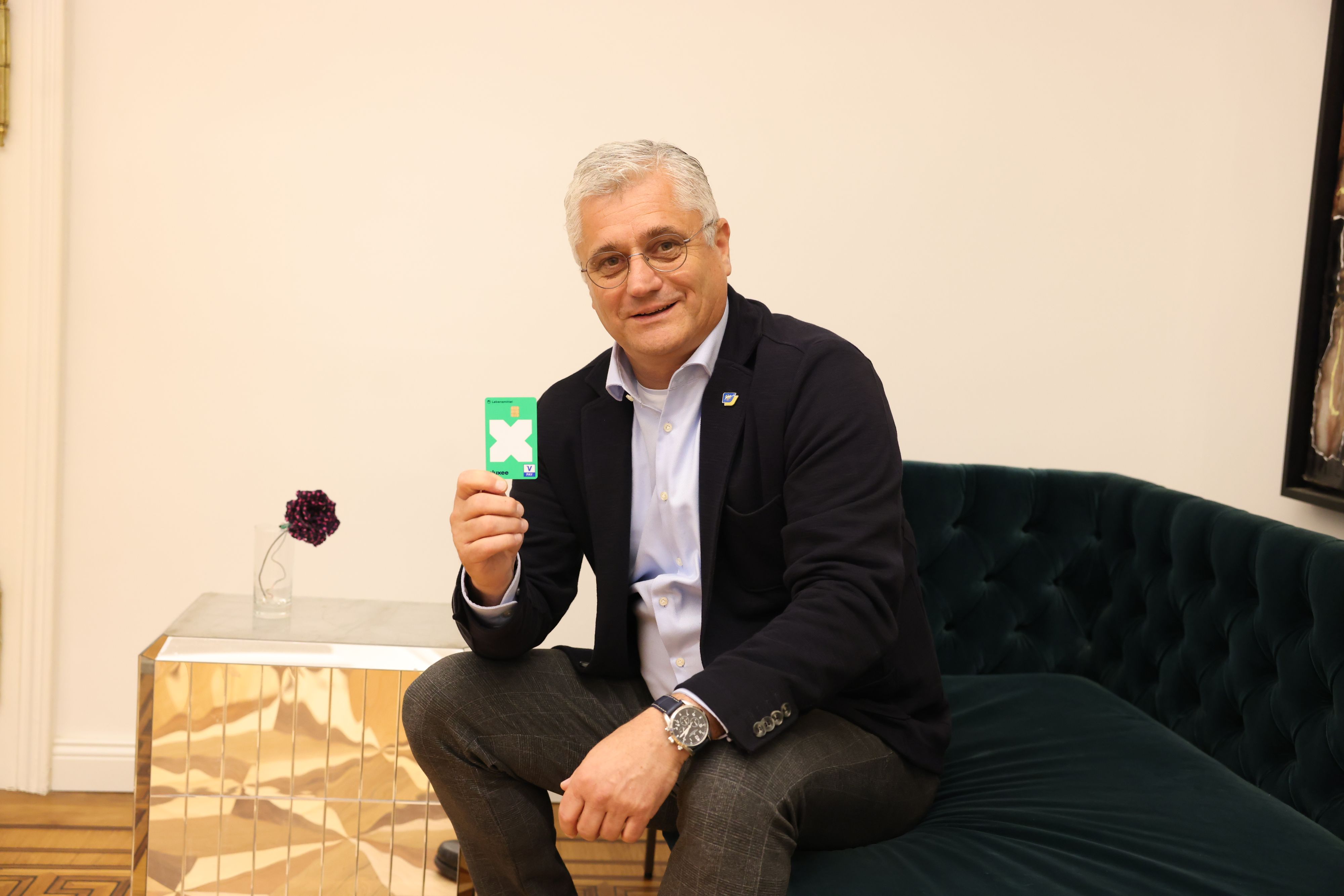 Landesrat Martin Antauer mit Asyl-Bezahlkarte.