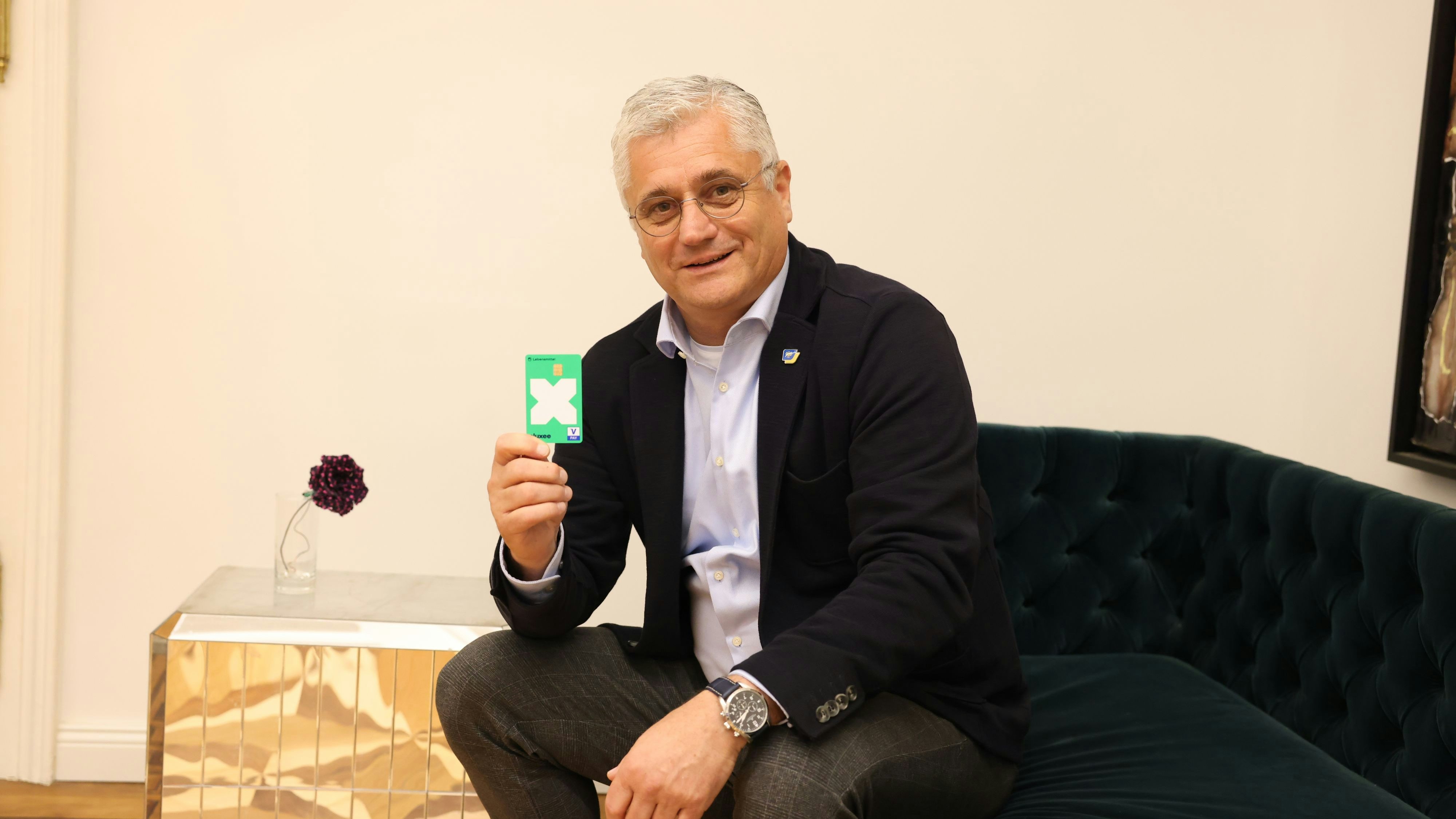 Landesrat Martin Antauer mit Asyl-Bezahlkarte.