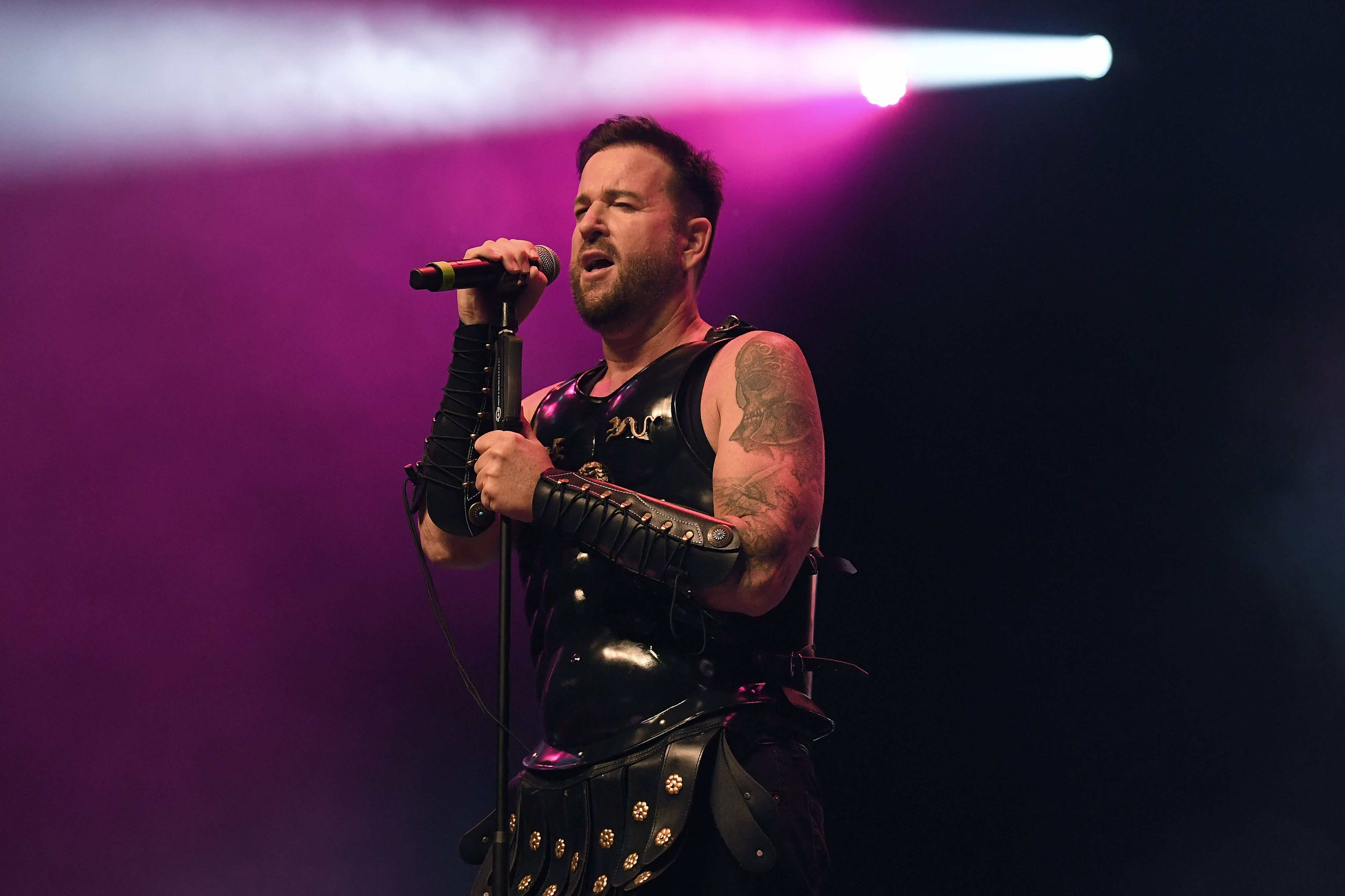 Immer wieder versucht Michael Wendler, auf die Bühne zurückzukehren, doch die Zuschauer zeigen sich wenig begeistert.