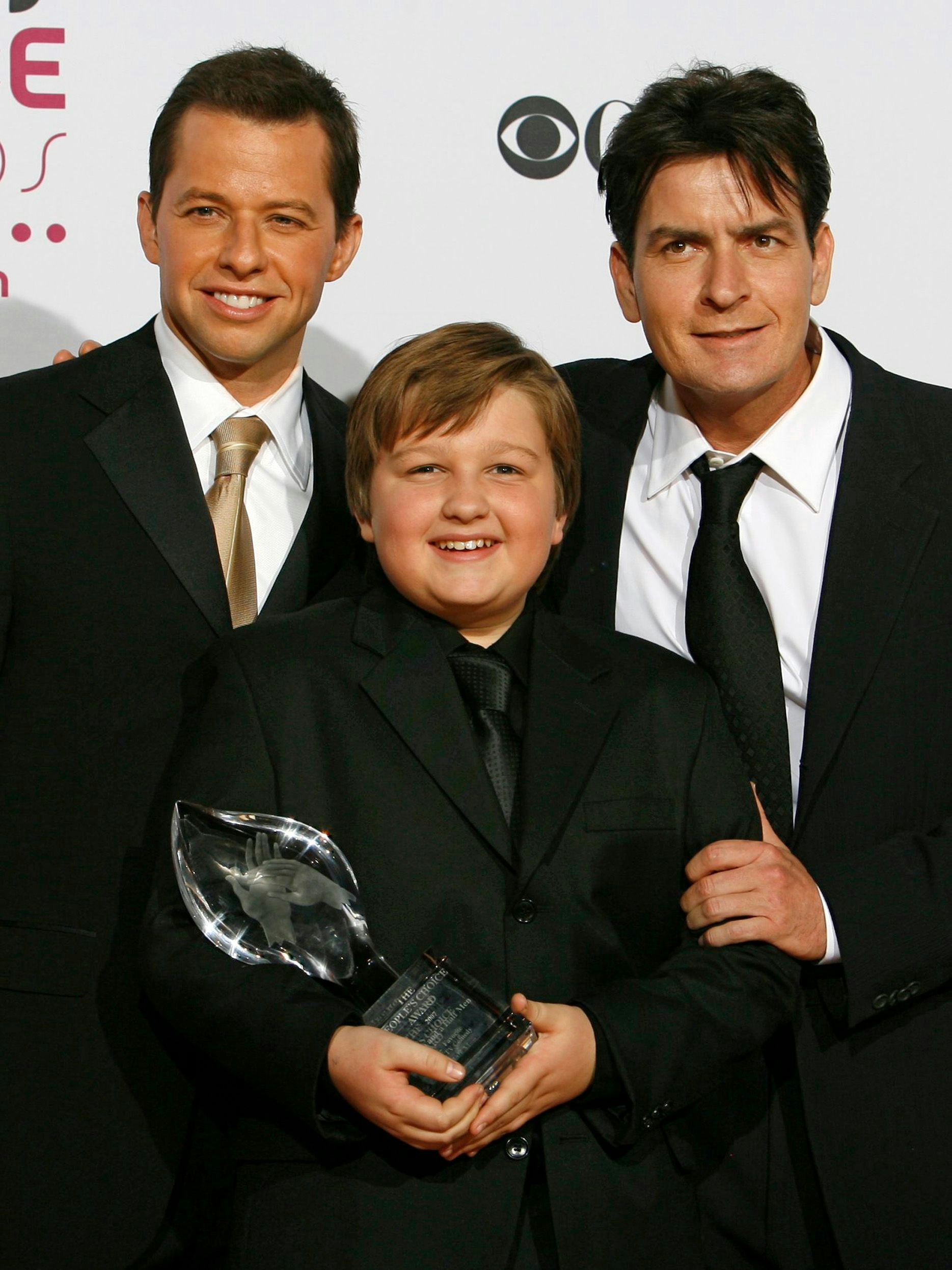 Jon Cryer und Charlie Sheen spielten jahrelang Seite an Seite mit Angus T. Jones in der Erfolgsserie "Two an a half Men".