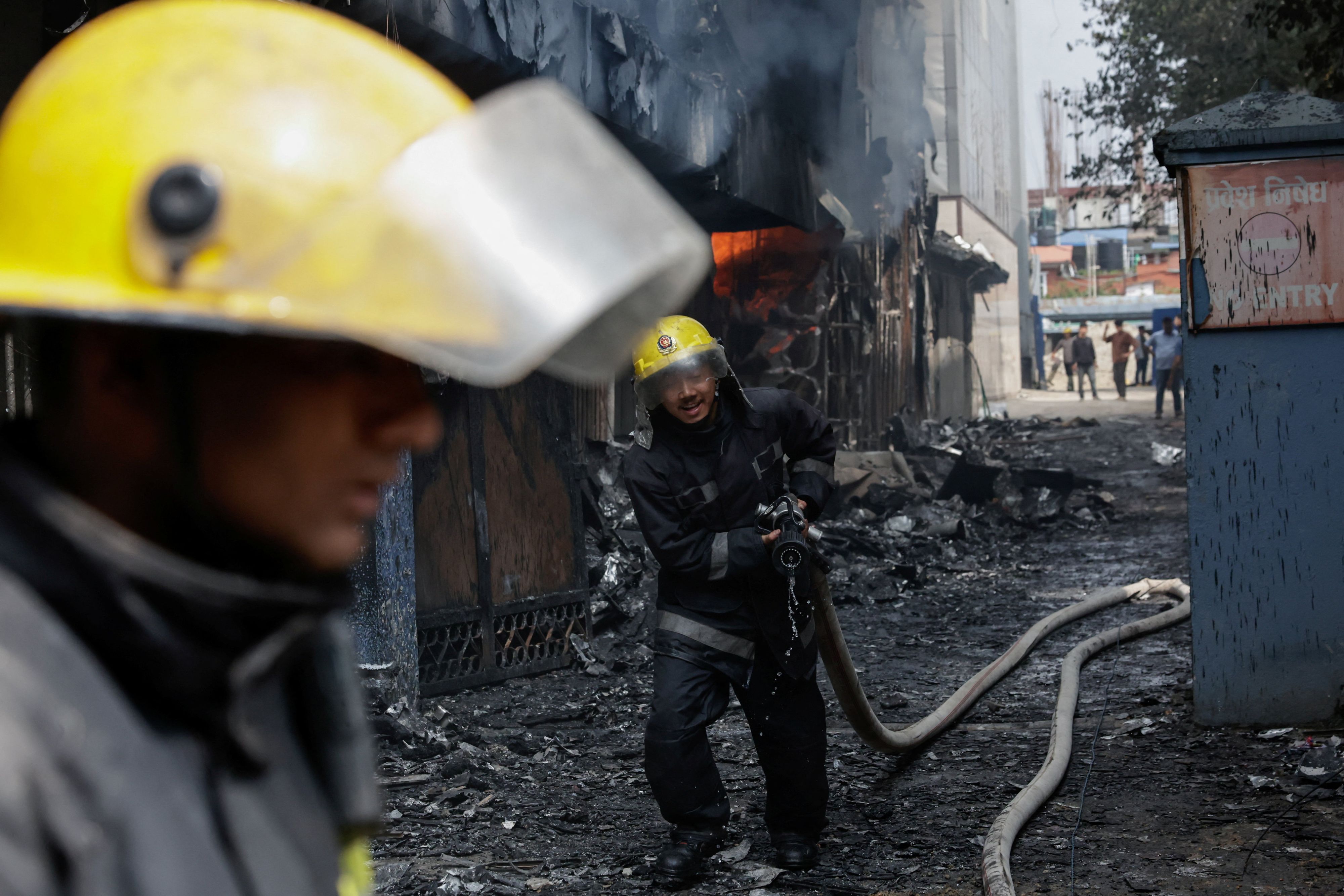 Polizei-Feuerwehrmänner im Einsatz nach tödlichen Protesten gegen die Regierung in Kathmandu.