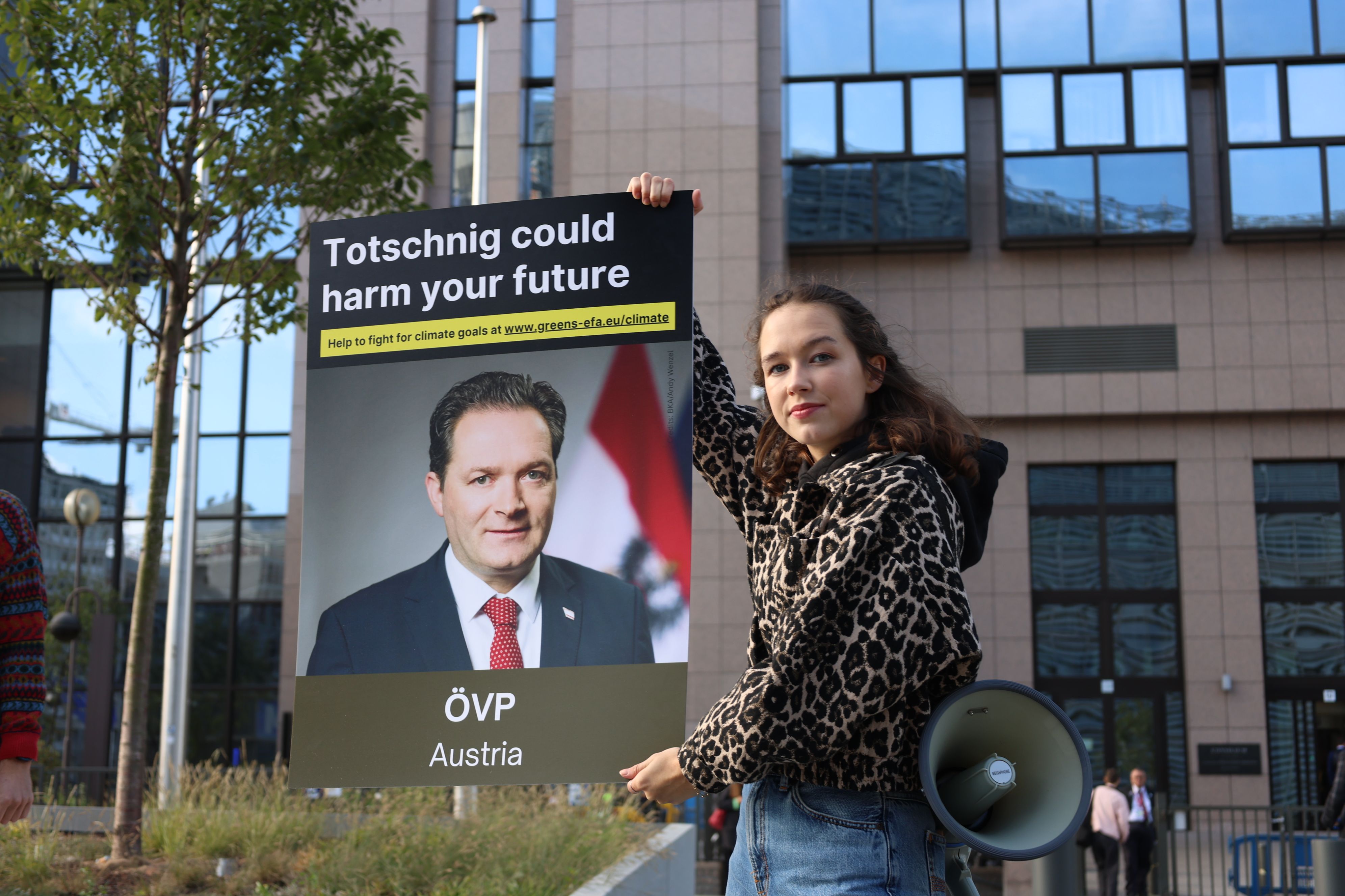 EU-Abgeordnete Lena Schilling legt sich mit Umweltschutzminister Norbert Totschnig an.