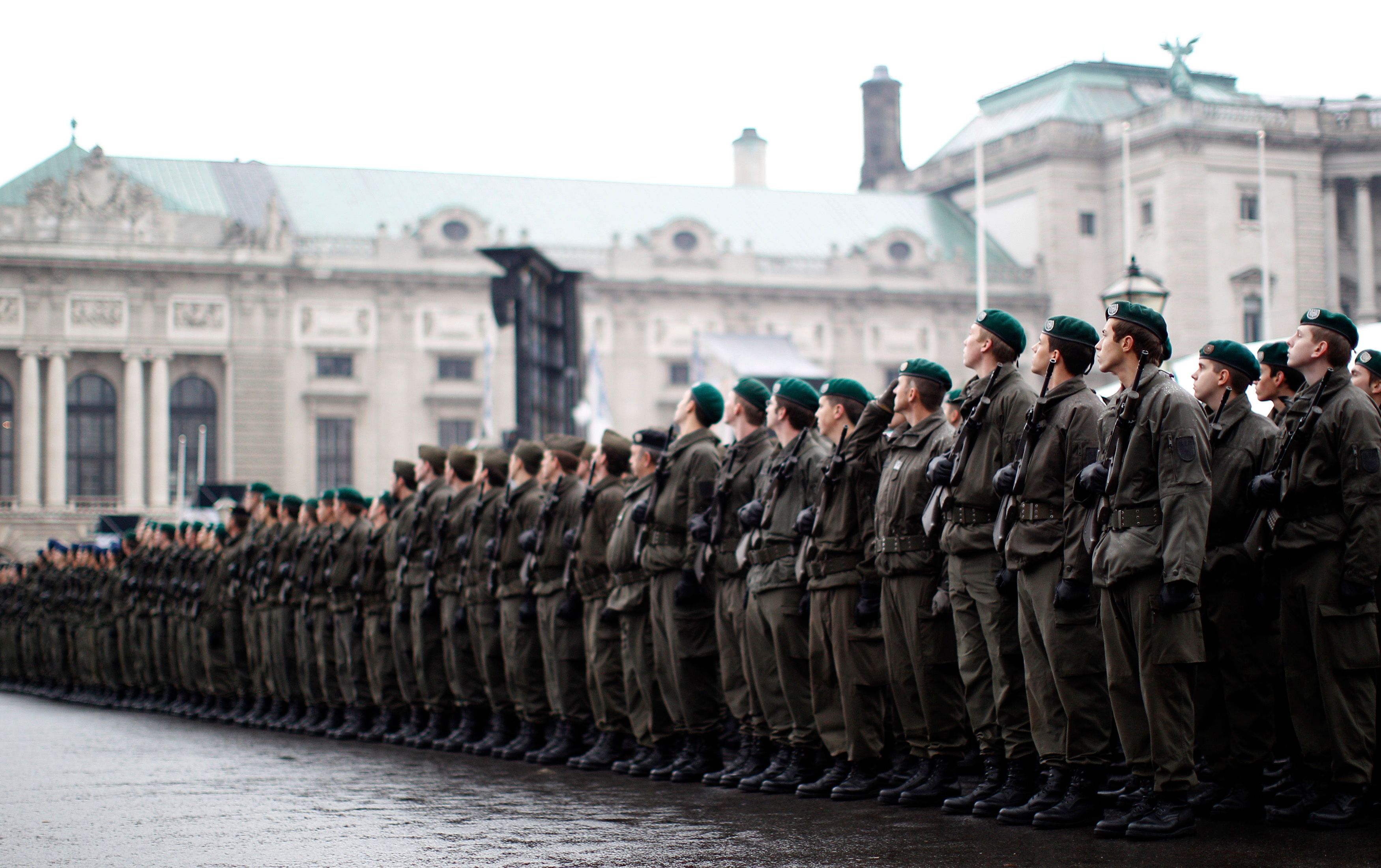 Soldaten dürfen keine langen Haare haben, Soldatinnen schon – ist das verfassungswidrig?
