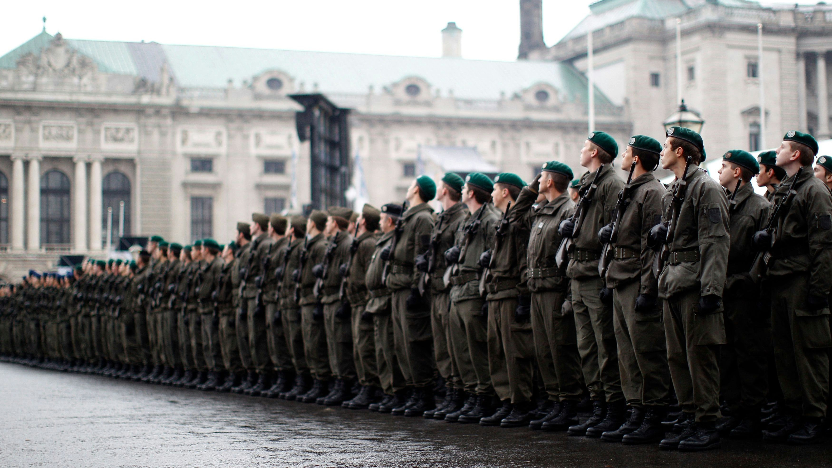 Heute.at - Bundesheer-Soldat klagt seinen Pferdeschwanz ein