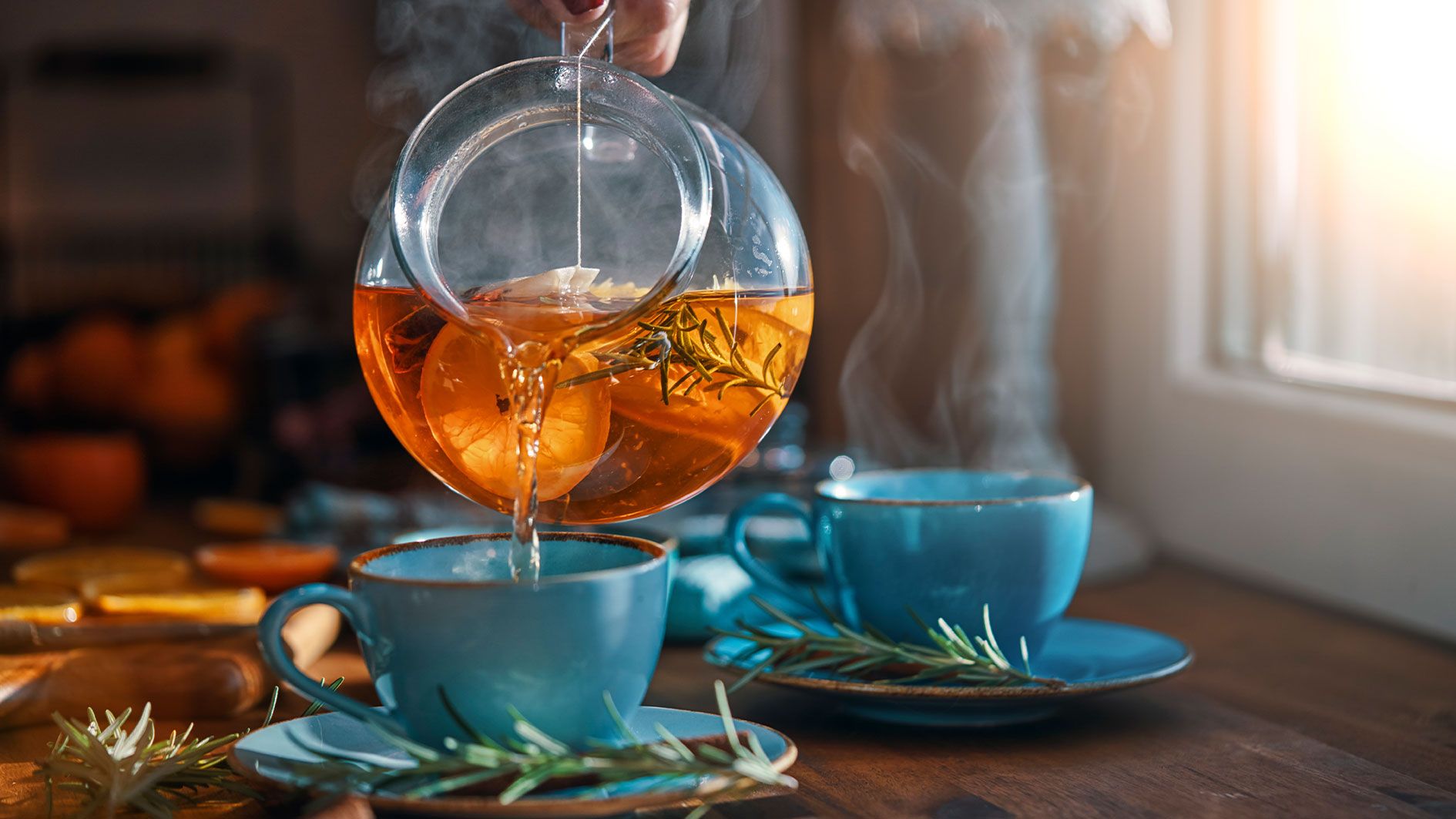 Pfefferminz-Tee oder grüner Tee haben eine kühlende Wirkung.