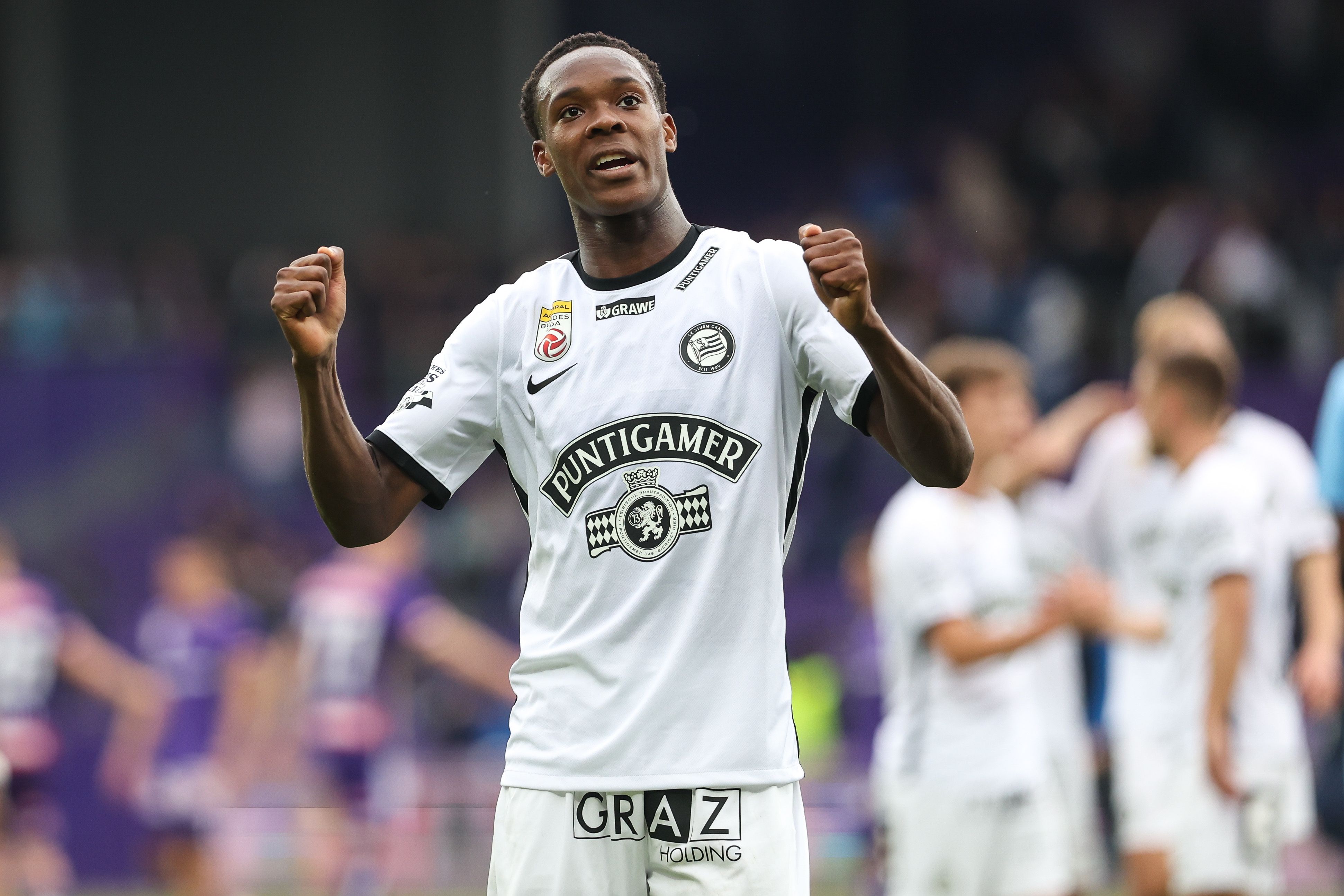 Emanuel Emegha im Sturm-Trikot.