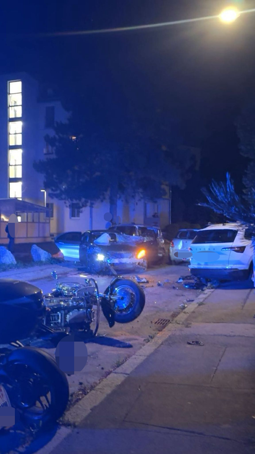 Der Fahrer stieß gegen einen Stein und löste somit eine Kettenreaktion aus.