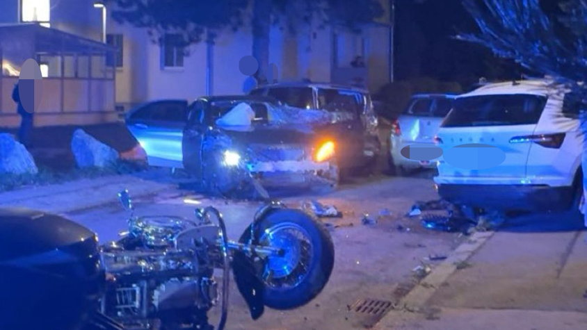 Der Fahrer stieß gegen einen Stein und löste somit eine Kettenreaktion aus.